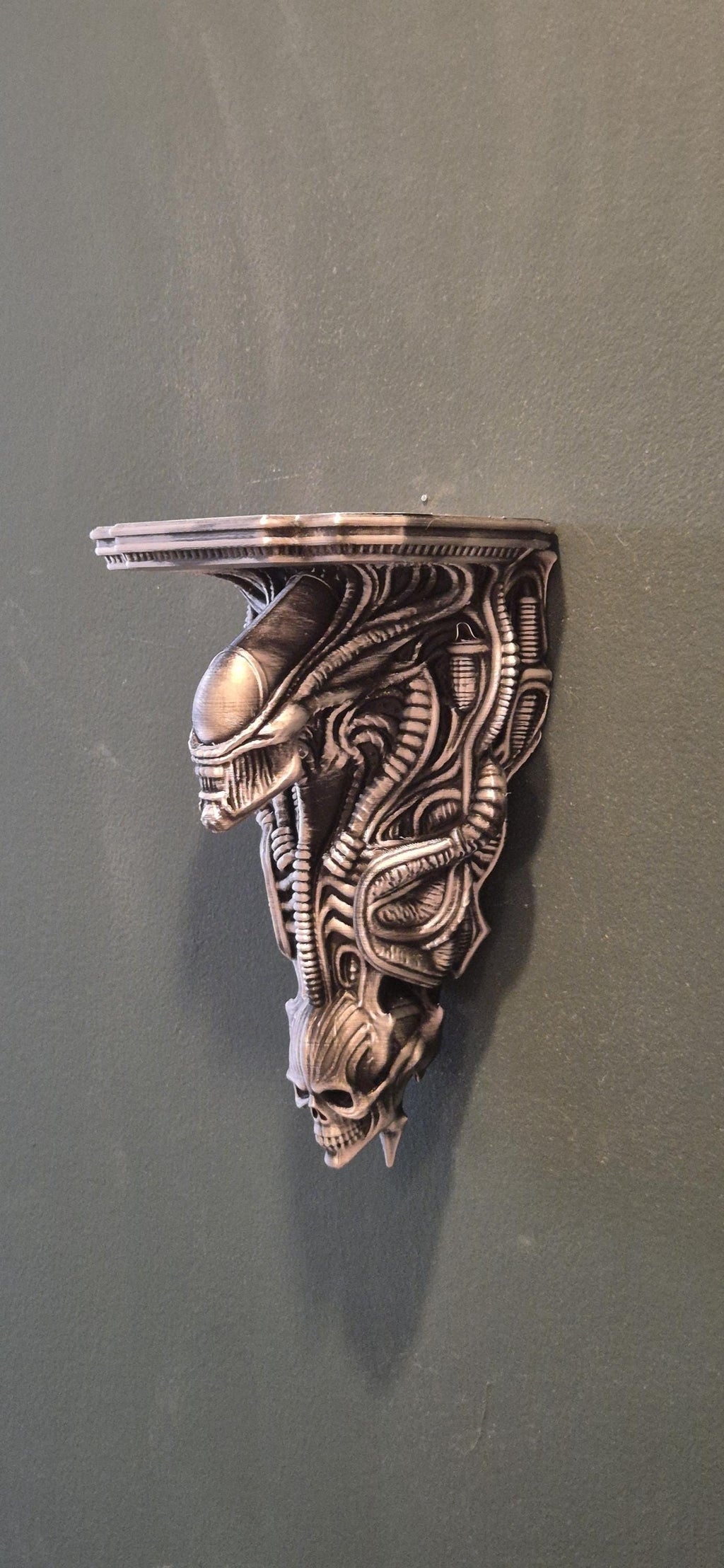 Biomechanical Skull Wall Shelf – H.R. Giger Inspired Gothic Decor – Alien Industrial Style Wall Bracket