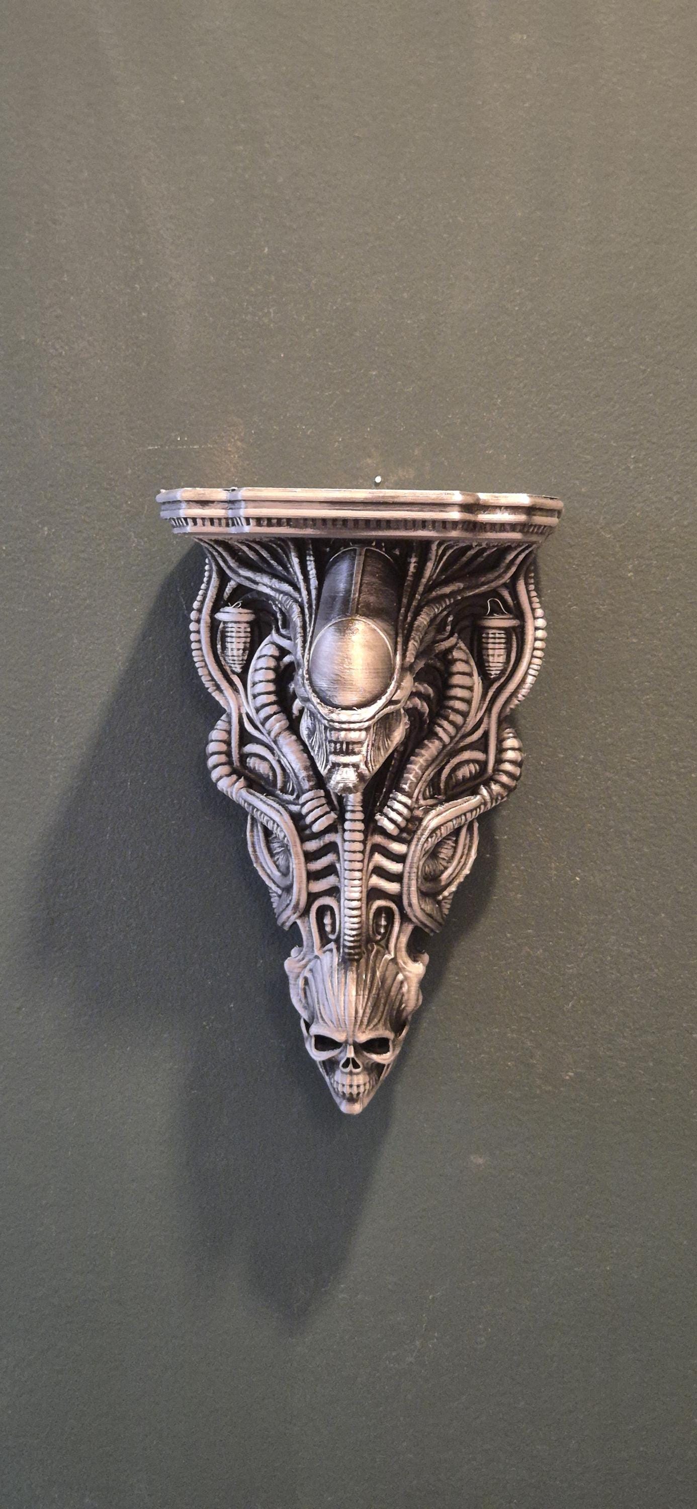 Biomechanical Skull Wall Shelf – H.R. Giger Inspired Gothic Decor – Alien Industrial Style Wall Bracket