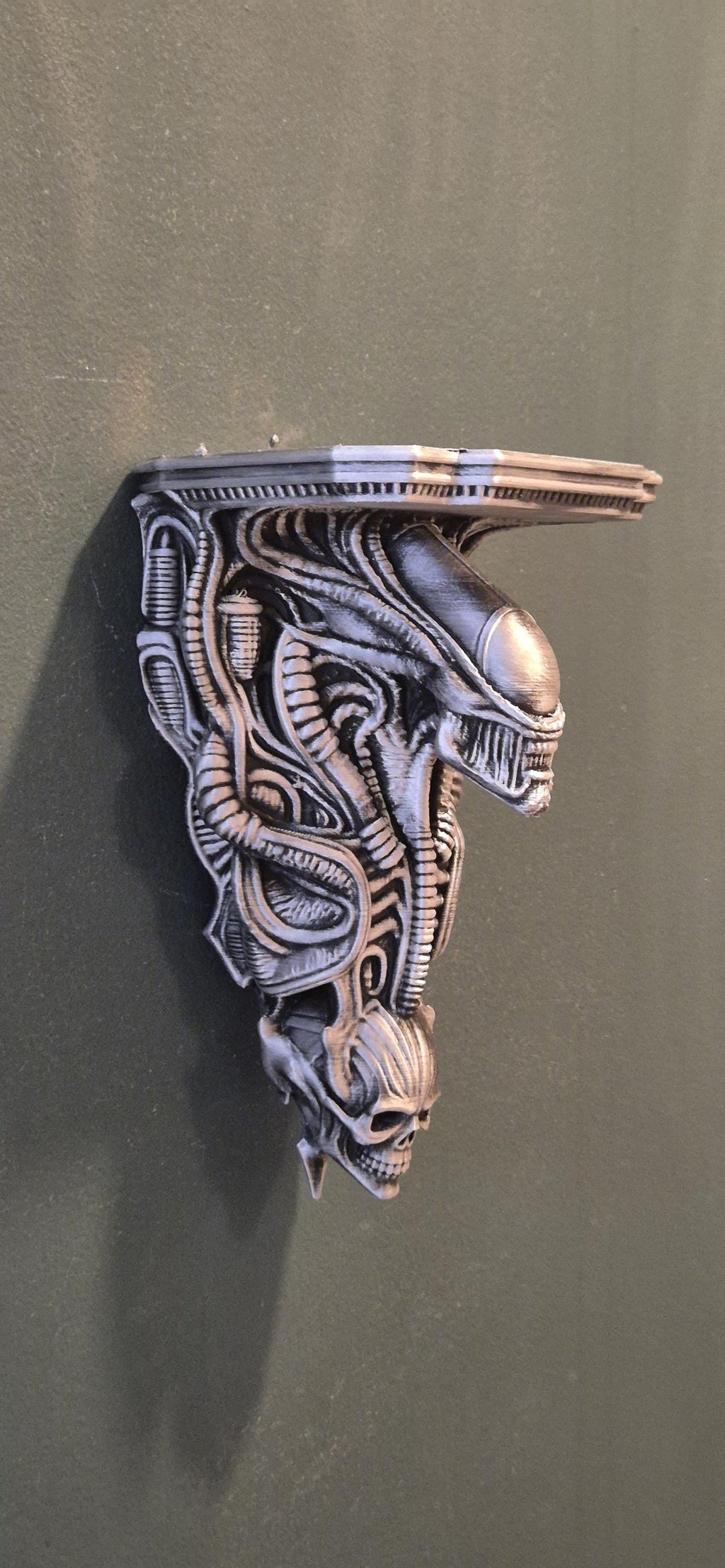 Biomechanical Skull Wall Shelf – H.R. Giger Inspired Gothic Decor – Alien Industrial Style Wall Bracket