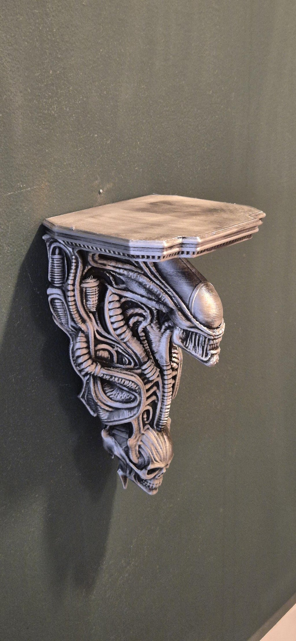 Biomechanical Skull Wall Shelf – H.R. Giger Inspired Gothic Decor – Alien Industrial Style Wall Bracket