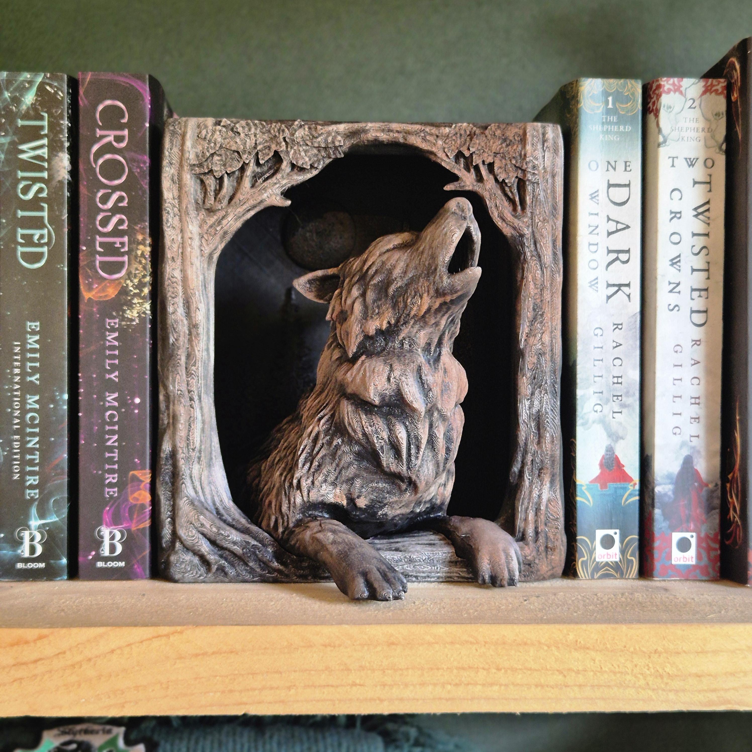 Howling Wolf Book Nook – Fantasy Woodland Bookshelf Insert | Gothic Animal Decor | Dark Academia Book Holder