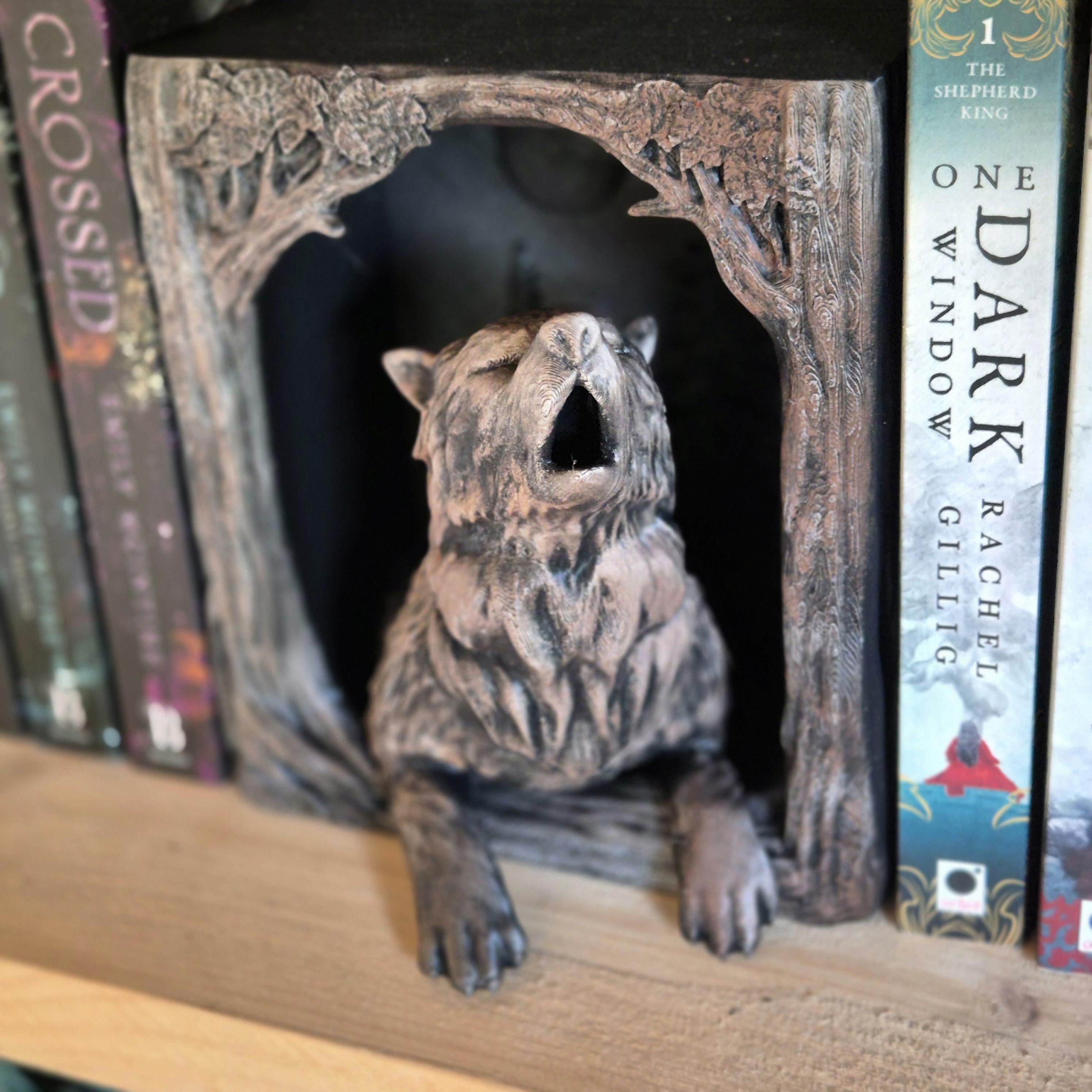 Howling Wolf Book Nook – Fantasy Woodland Bookshelf Insert | Gothic Animal Decor | Dark Academia Book Holder
