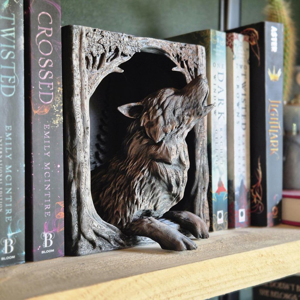 Howling Wolf Book Nook – Fantasy Woodland Bookshelf Insert | Gothic Animal Decor | Dark Academia Book Holder