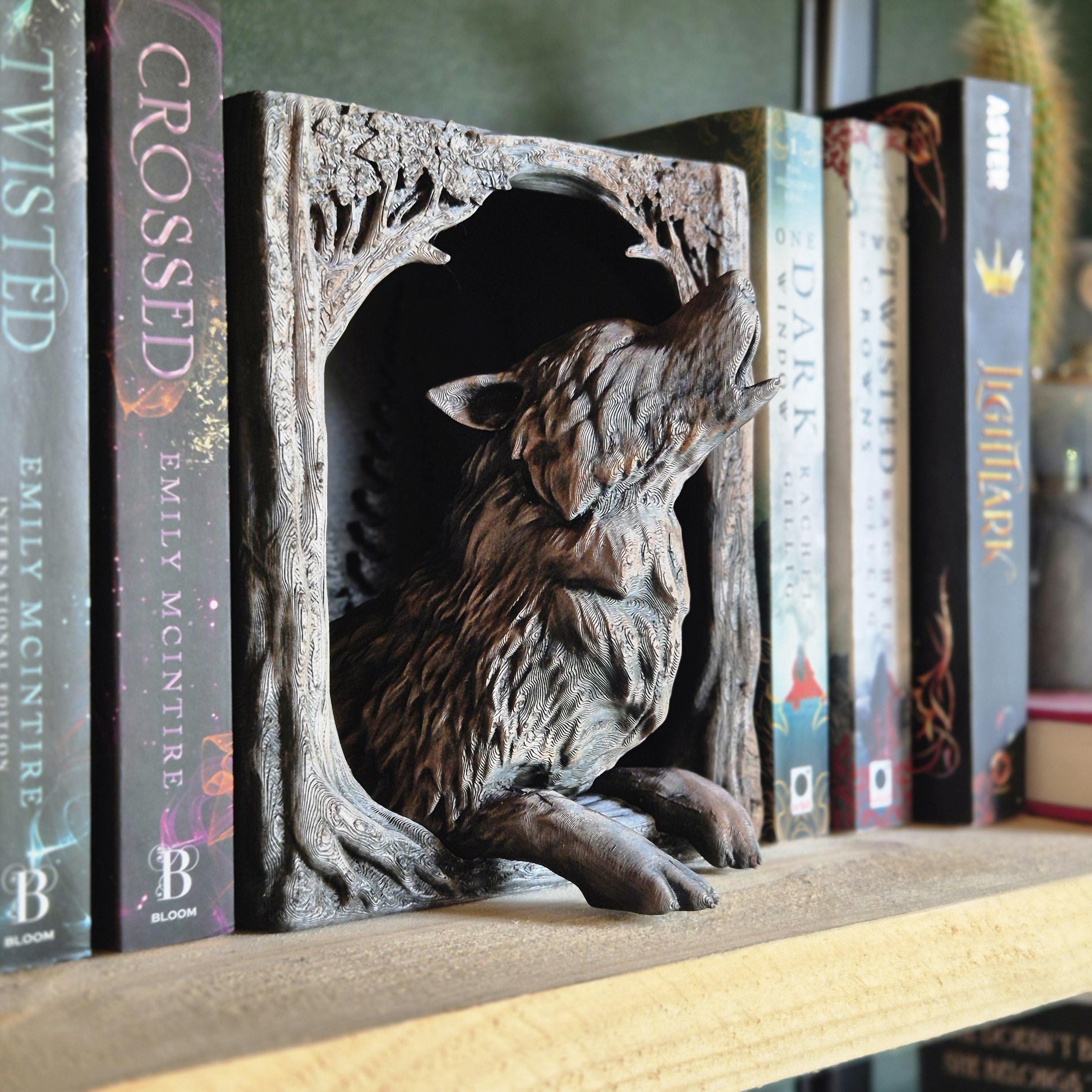 Howling Wolf Book Nook – Fantasy Woodland Bookshelf Insert | Gothic Animal Decor | Dark Academia Book Holder