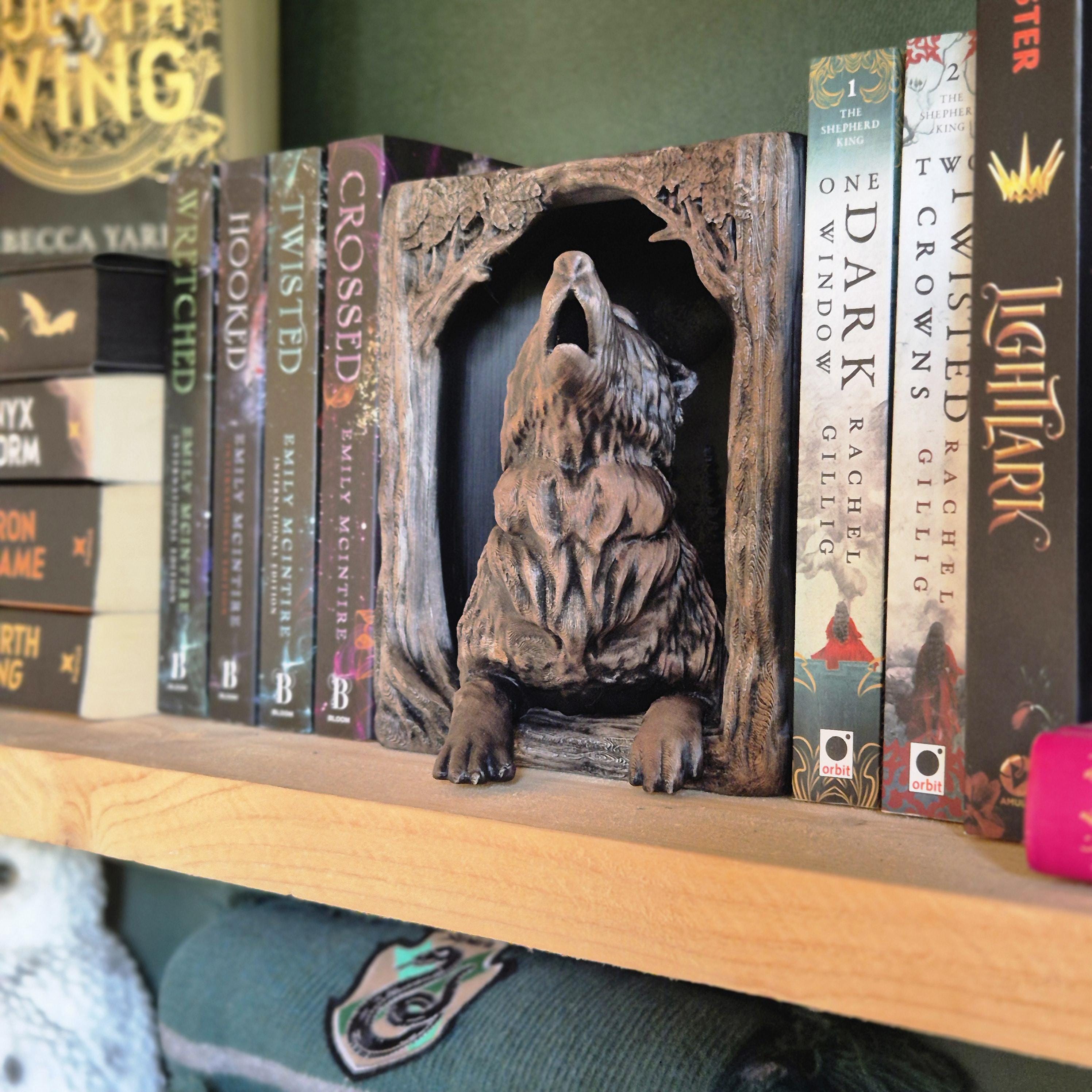 Howling Wolf Book Nook – Fantasy Woodland Bookshelf Insert | Gothic Animal Decor | Dark Academia Book Holder