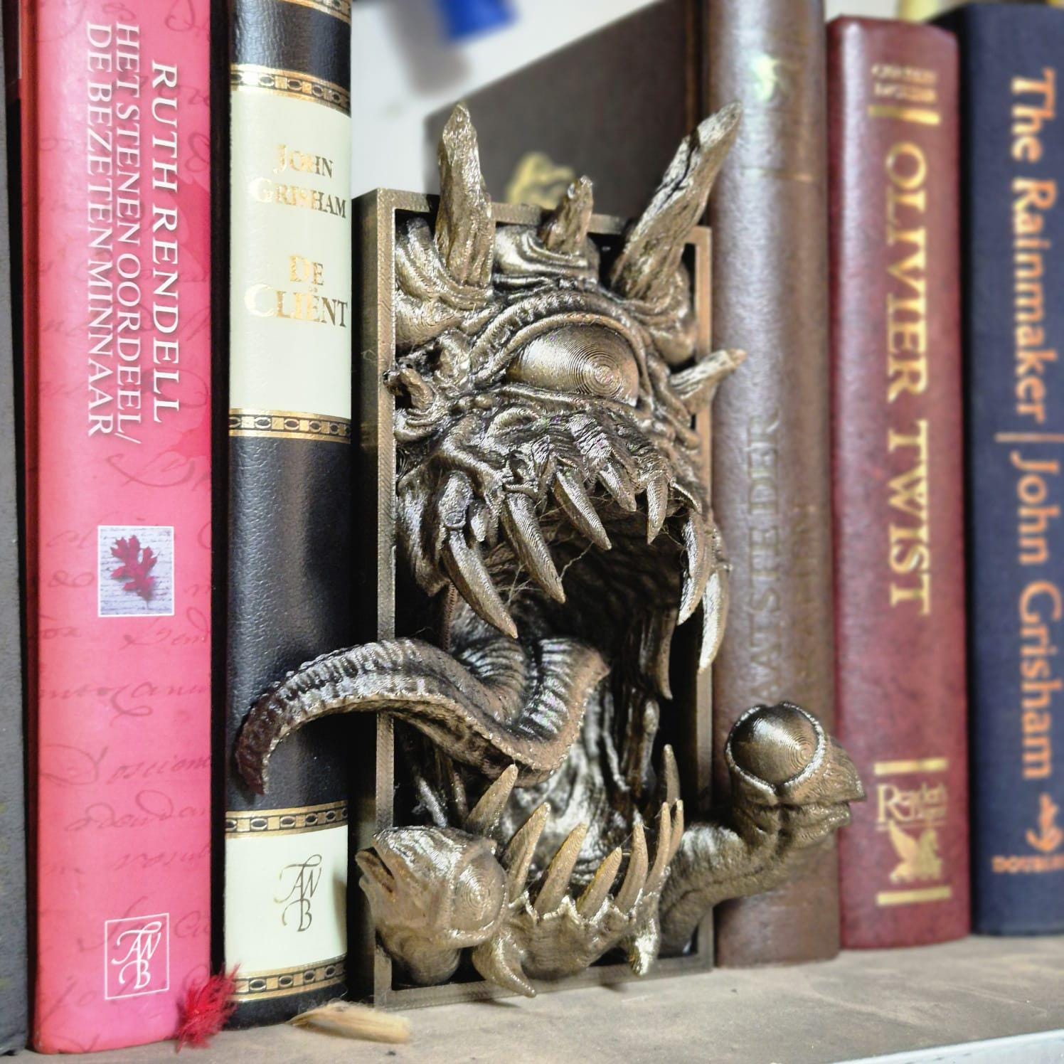 Watcher Book Nook - 3D Printed Mysterious Guardian for Your Bookshelf