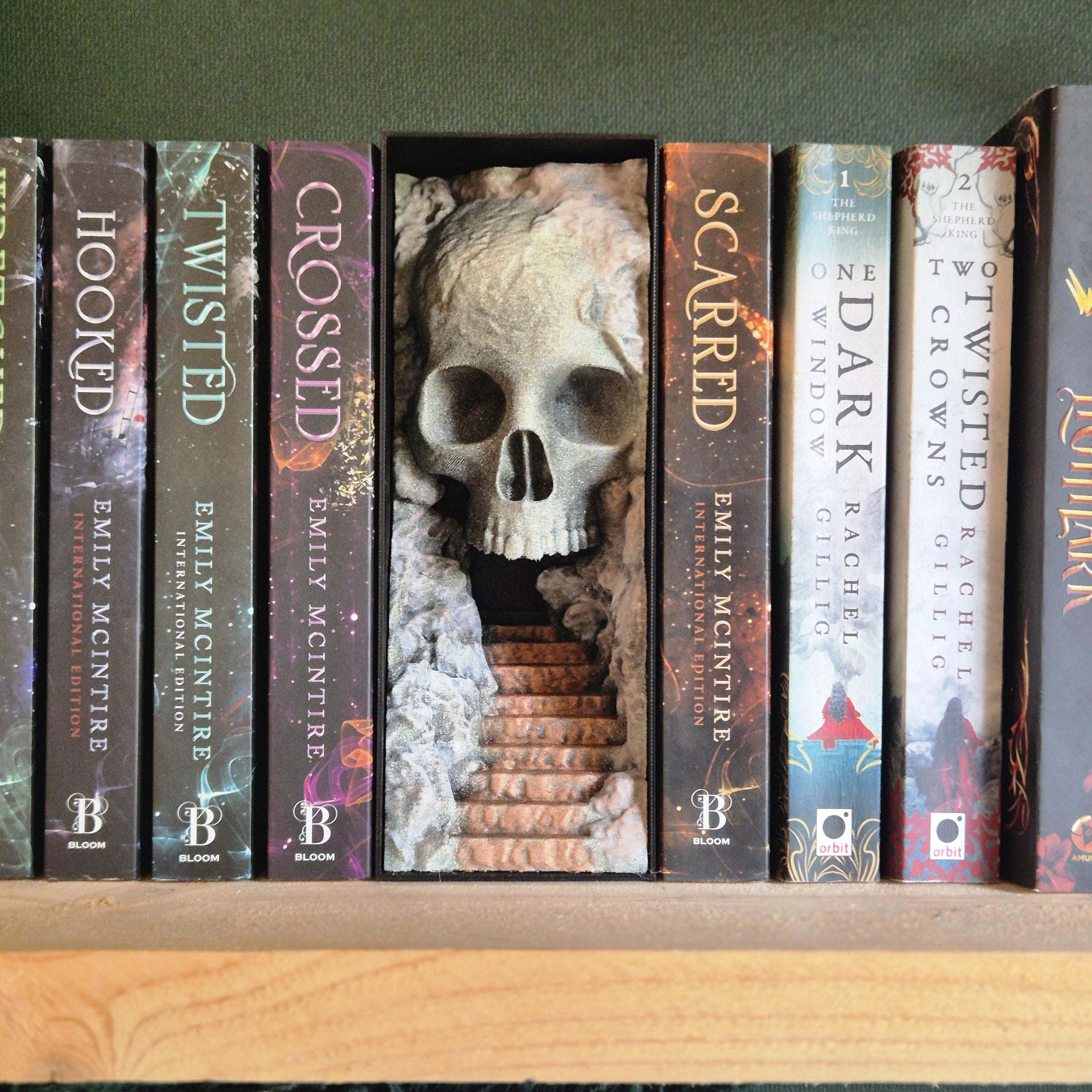 Unieke Boekensteun – Trap naar Doodshoofd | Schedel Decoratie voor Boekenkast | Gotische & Fantasie Boekenhouder