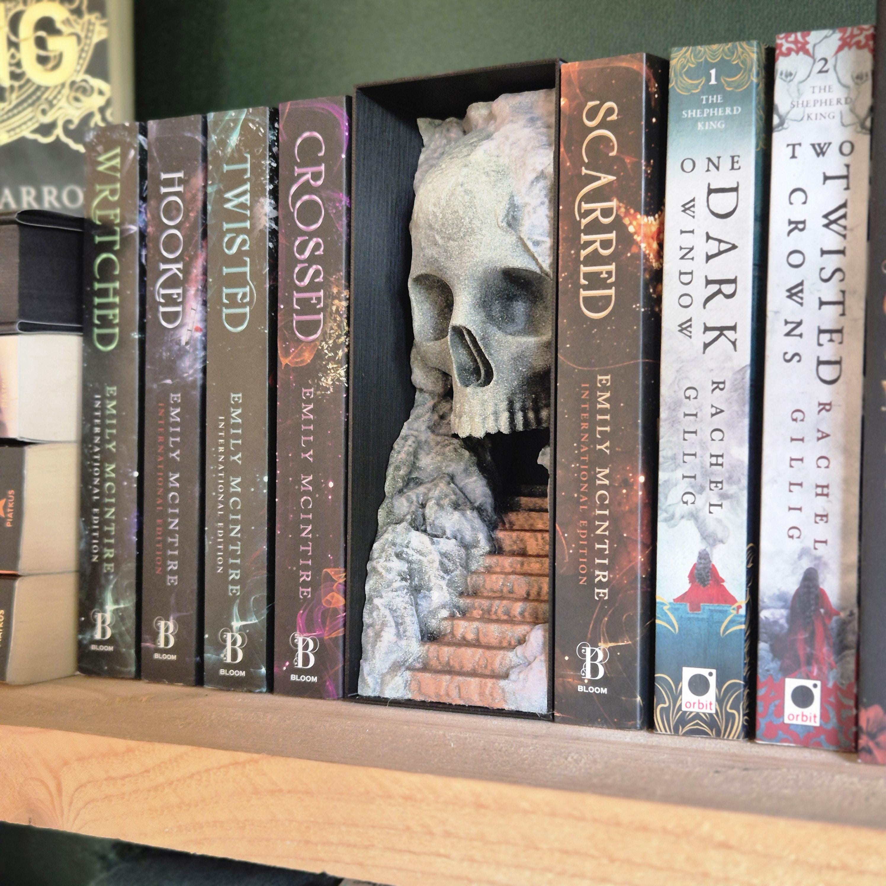 Unieke Boekensteun – Trap naar Doodshoofd | Schedel Decoratie voor Boekenkast | Gotische & Fantasie Boekenhouder