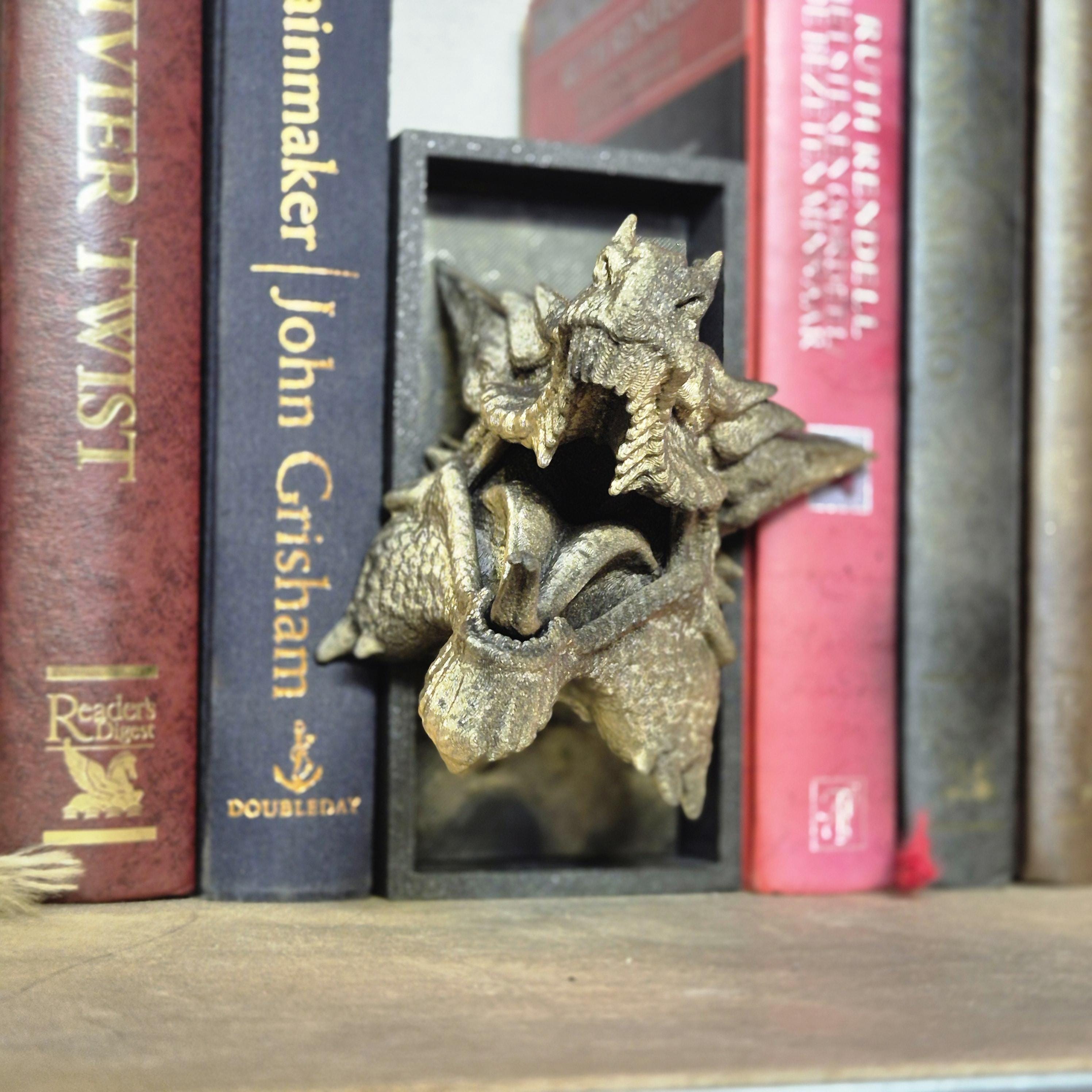 Zauberhafte Leseecke, schwarze Drachenskulptur – Märchendekor