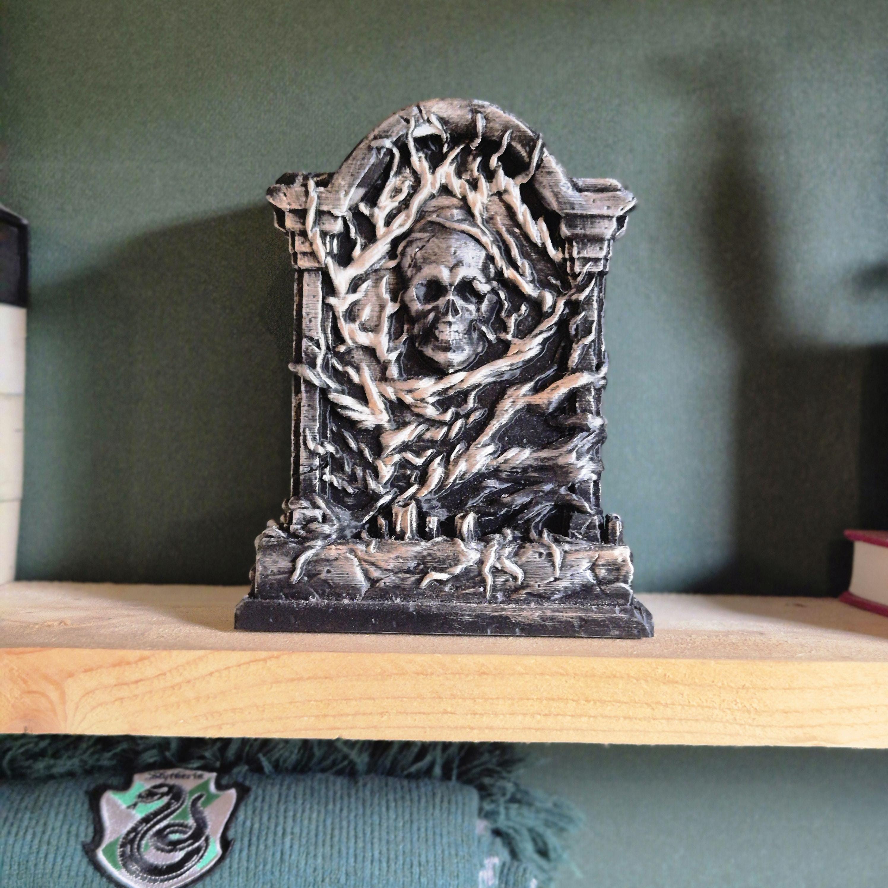 Gotische Grabstein-Buchstütze – Totenkopf und Ranken, Grabstein-Bücherregal-Dekor | Dark Academia &amp; gruseliger Wohnakzent
