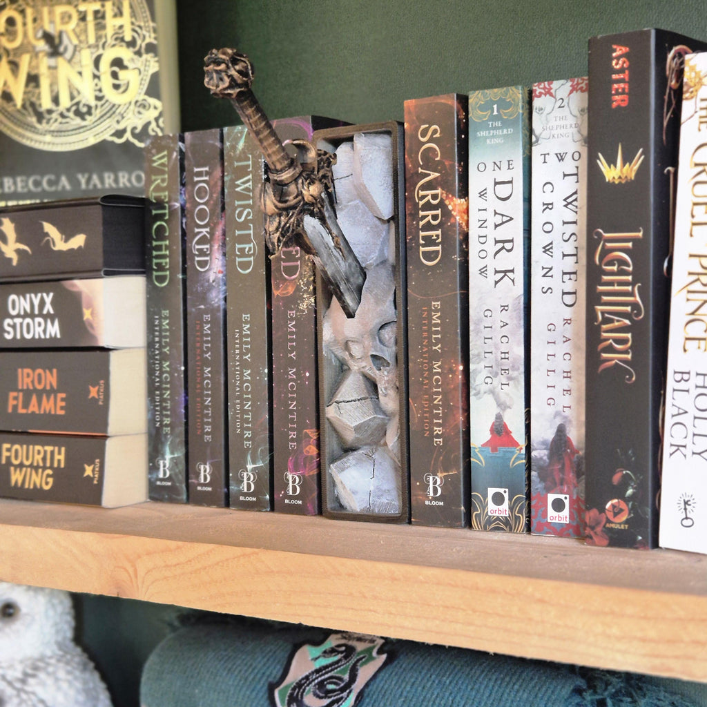 Sword in Skull book nook – Gothic Fantasy Bookshelf Decor | Dark Academia Book nook | Unique Sword & Skull Ornament