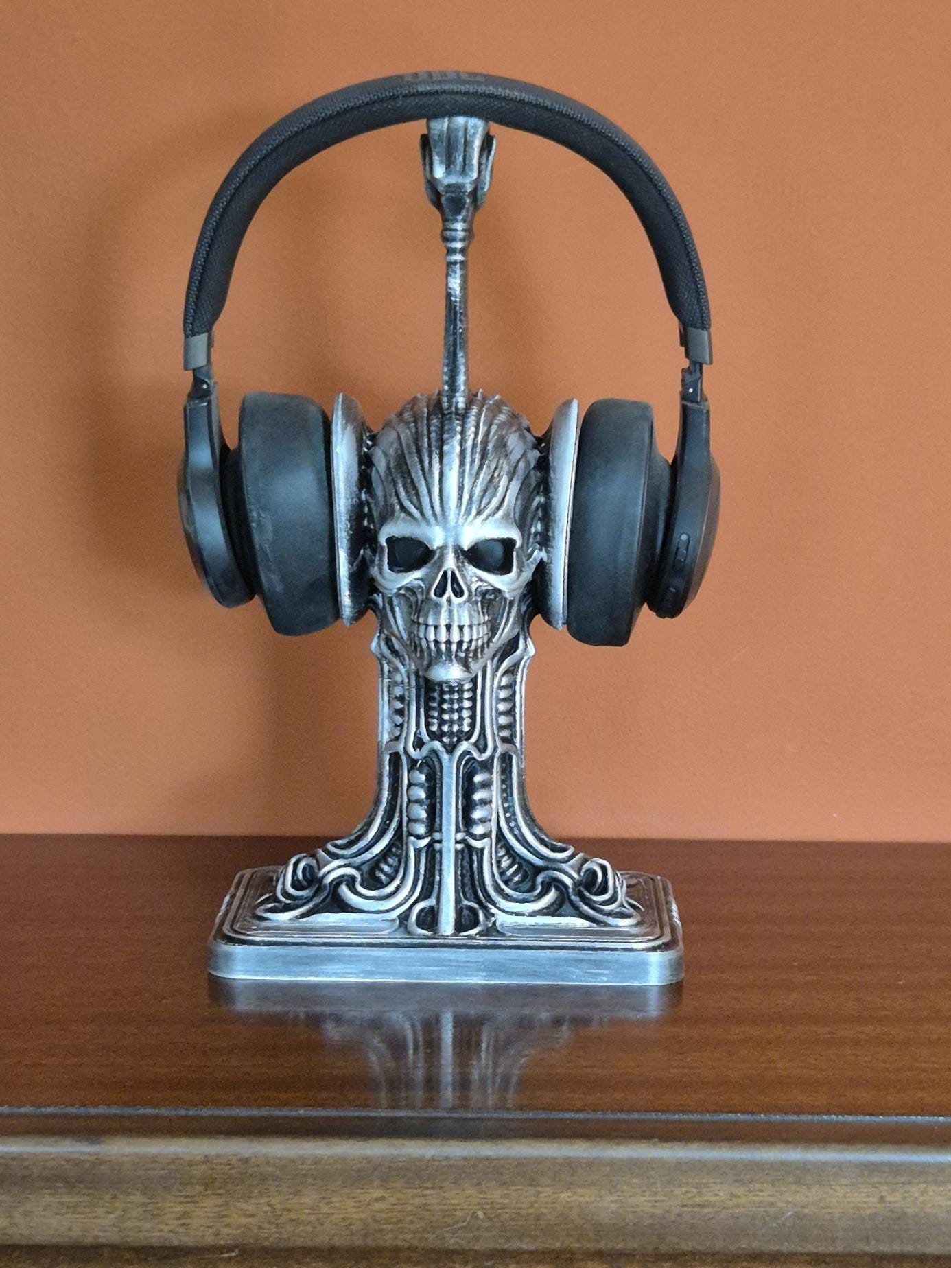 Gothic Skull Headphone Stand – H.R. Giger Inspired Alien Biomechanical Design – Dark Fantasy Desk Accessory for Gamers & Collectors