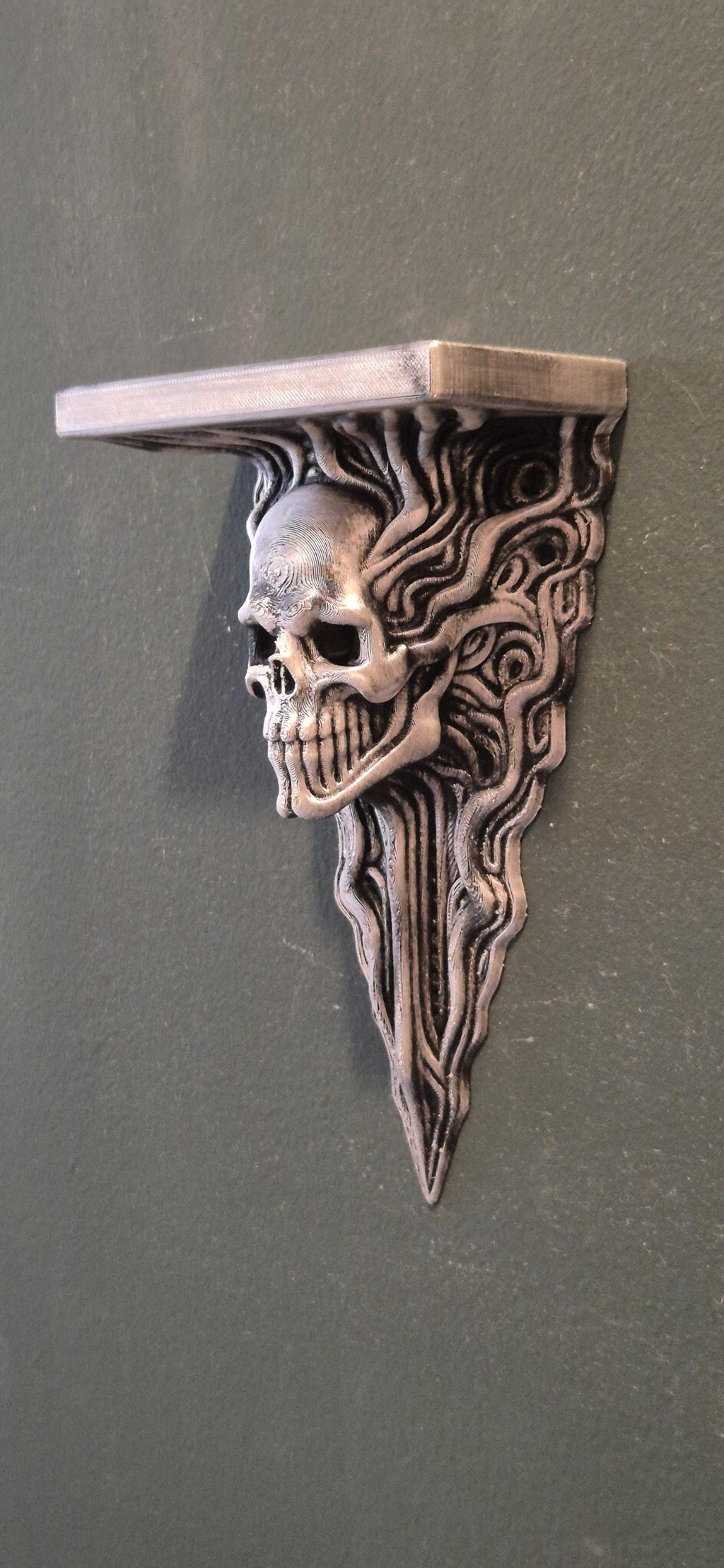Wandregal mit biomechanischem Totenkopf – Von HR Giger inspiriertes Gothic-Dekor – Wandhalterung im Alien-Industriestil