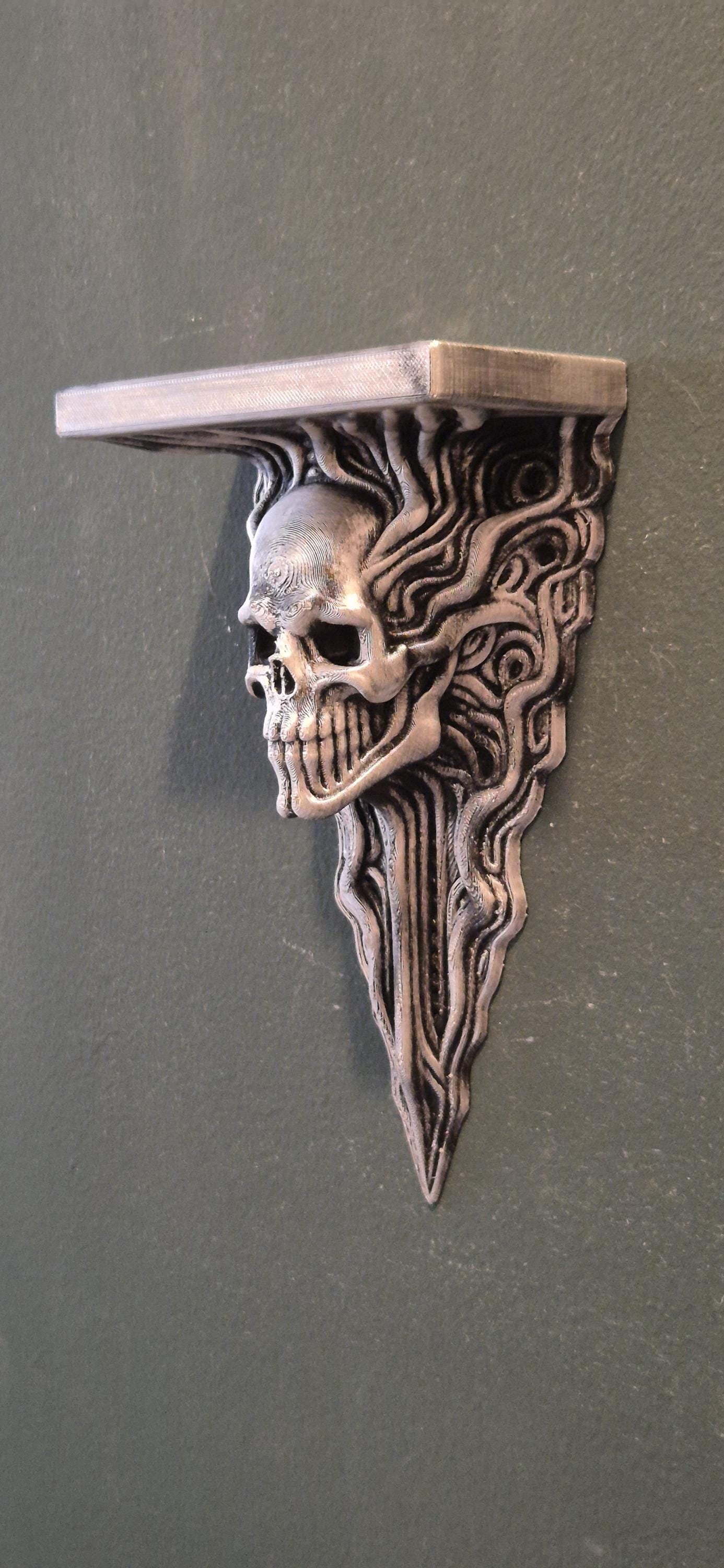 Wandregal mit biomechanischem Totenkopf – Von HR Giger inspiriertes Gothic-Dekor – Wandhalterung im Alien-Industriestil