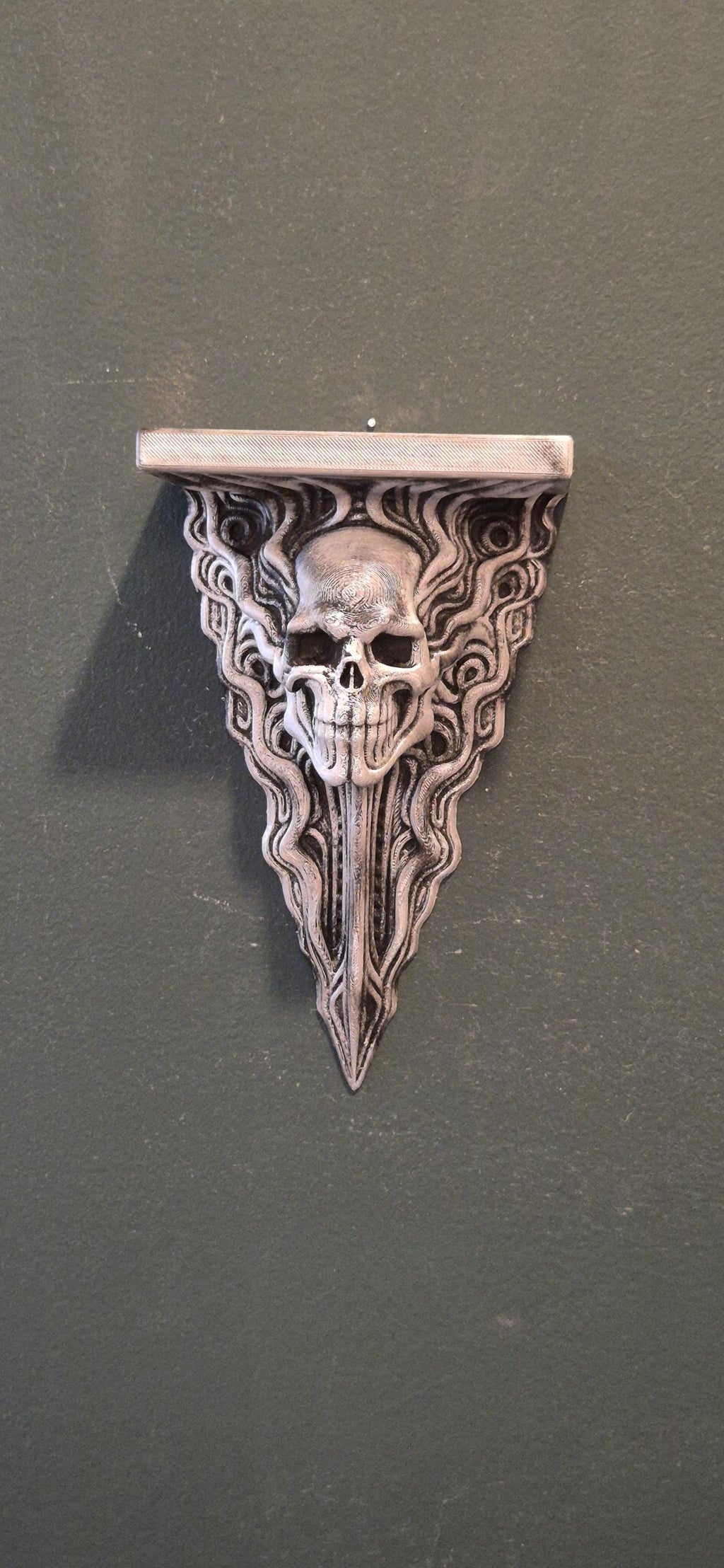 Wandregal mit biomechanischem Totenkopf – Von HR Giger inspiriertes Gothic-Dekor – Wandhalterung im Alien-Industriestil