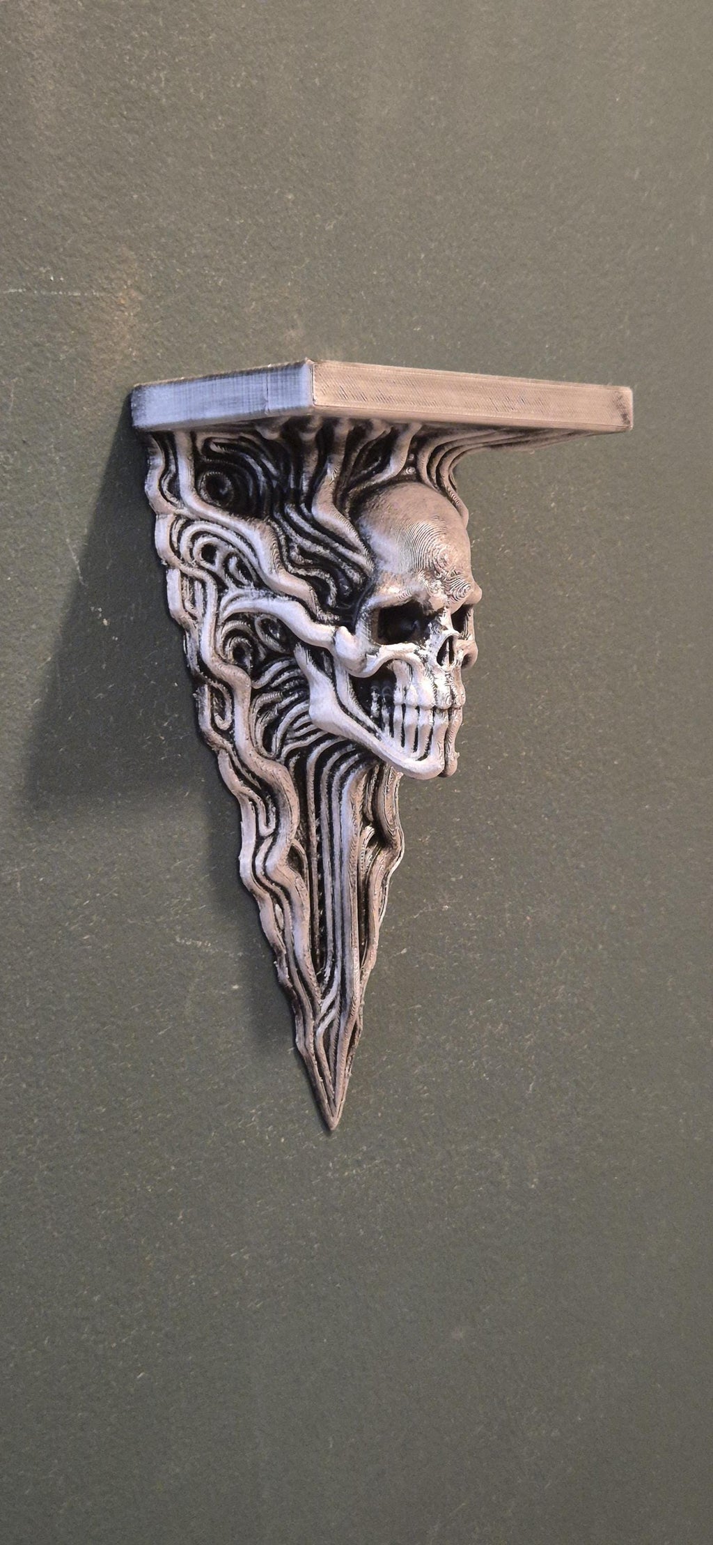 Wandregal mit biomechanischem Totenkopf – Von HR Giger inspiriertes Gothic-Dekor – Wandhalterung im Alien-Industriestil