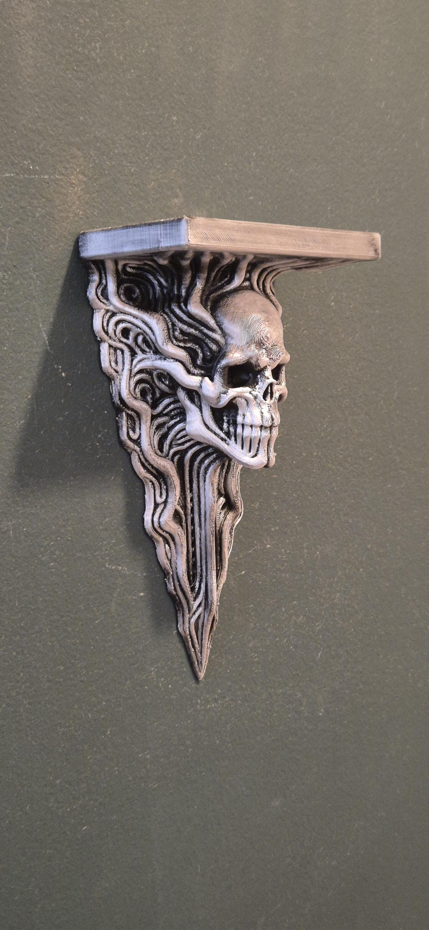 Wandregal mit biomechanischem Totenkopf – Von HR Giger inspiriertes Gothic-Dekor – Wandhalterung im Alien-Industriestil