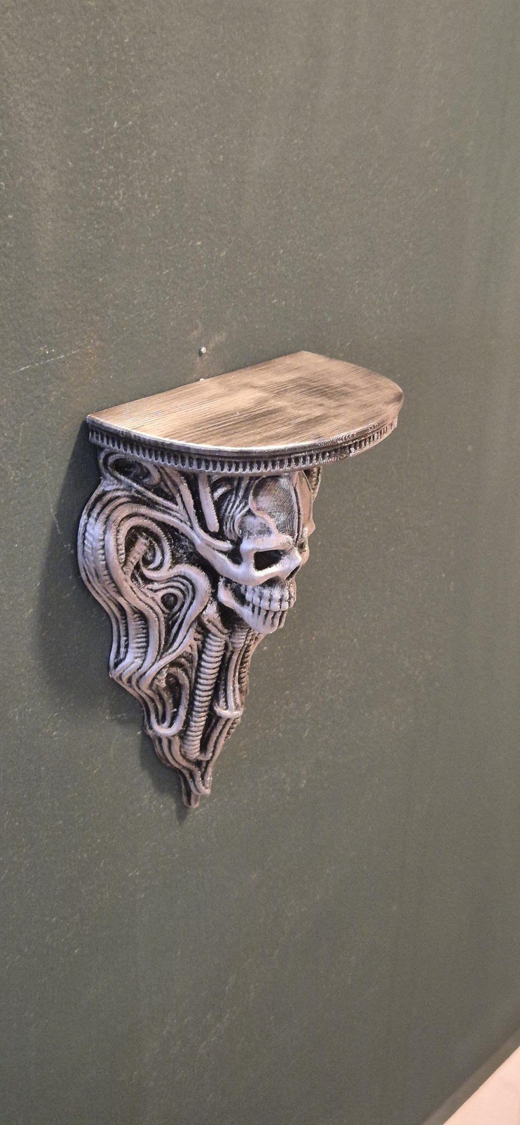 Biomechanical Skull Wall Shelf – H.R. Giger Inspired Gothic Decor – Alien Industrial Style Wall Bracket