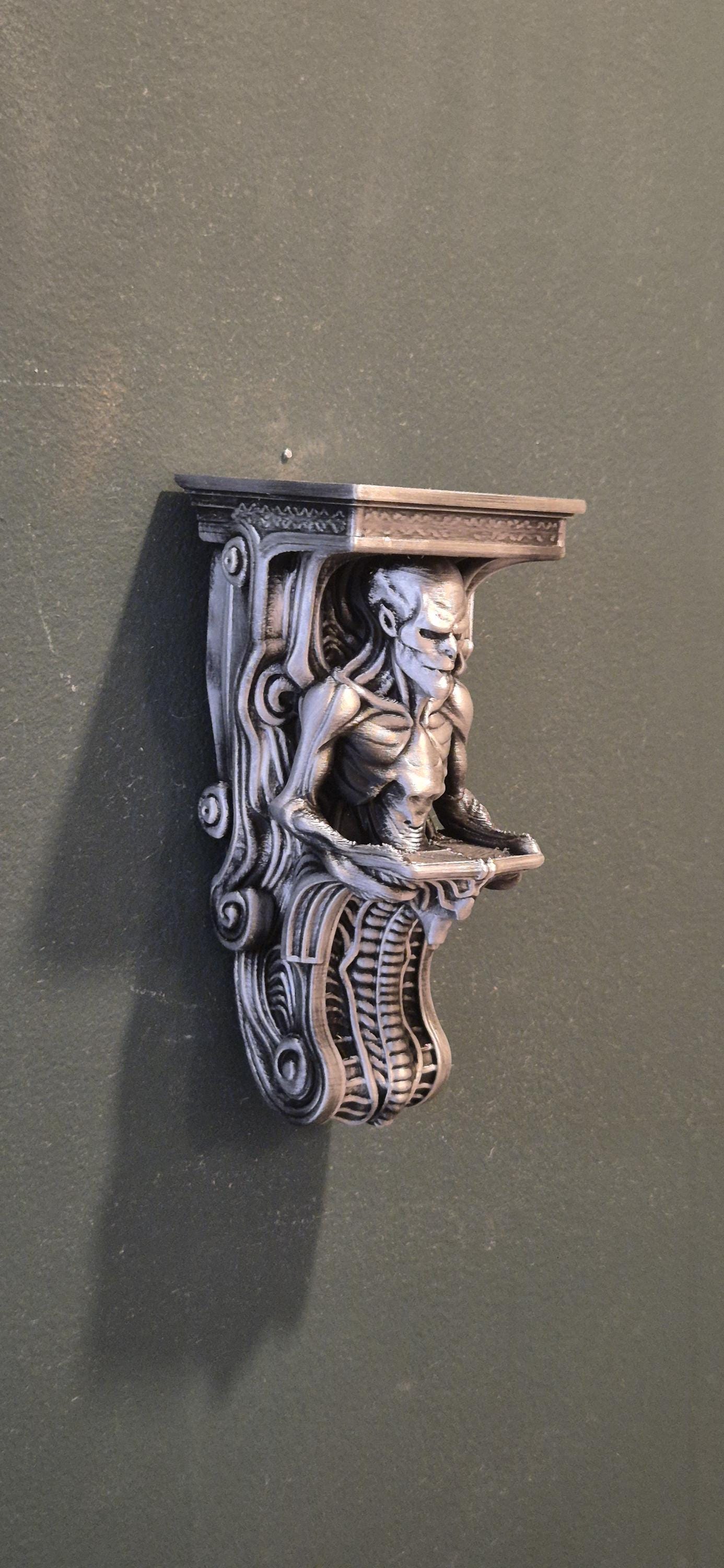 Giger-Style Wall Shelf with Alien Creature Design – Dark Sci-Fi Home Decor, Gothic Art Display Bracket