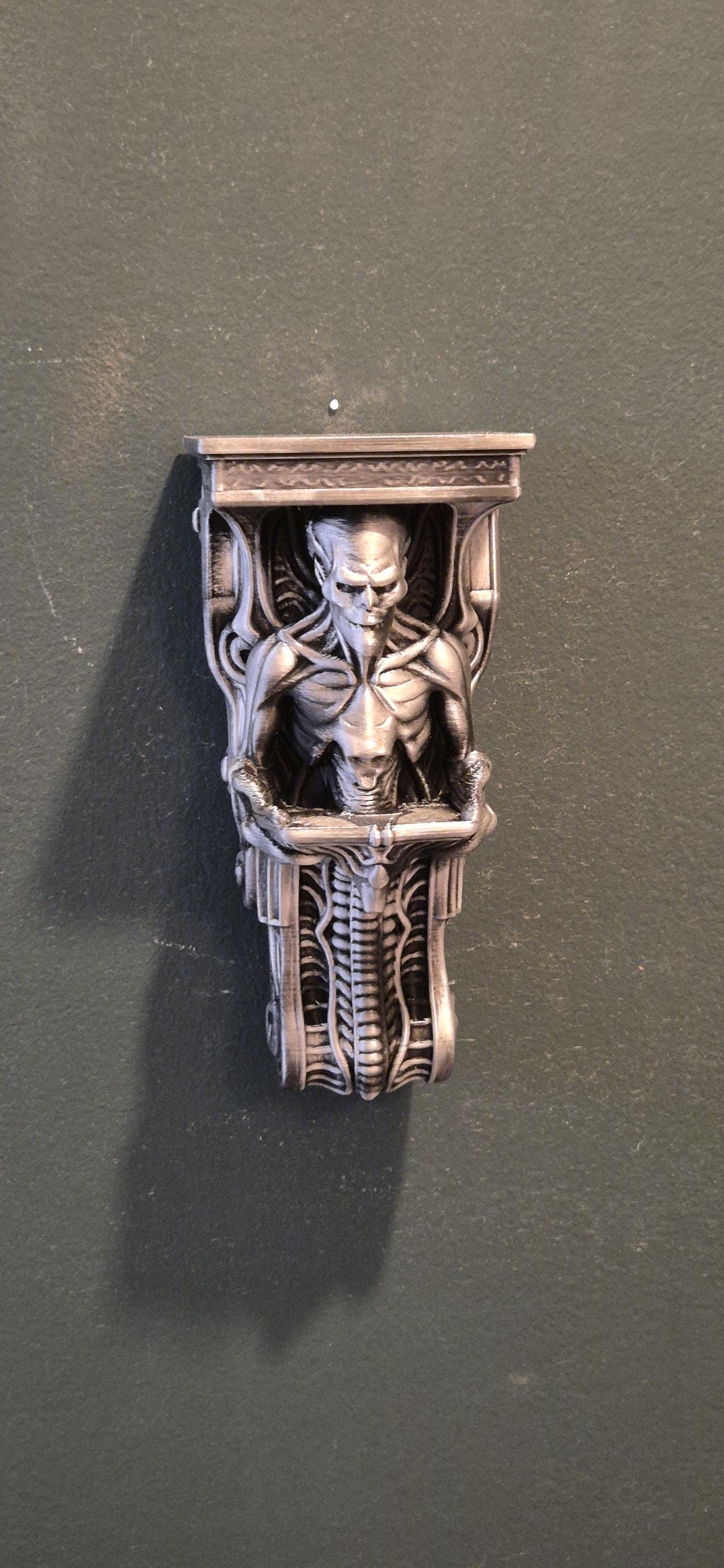 Giger-Style Wall Shelf with Alien Creature Design – Dark Sci-Fi Home Decor, Gothic Art Display Bracket
