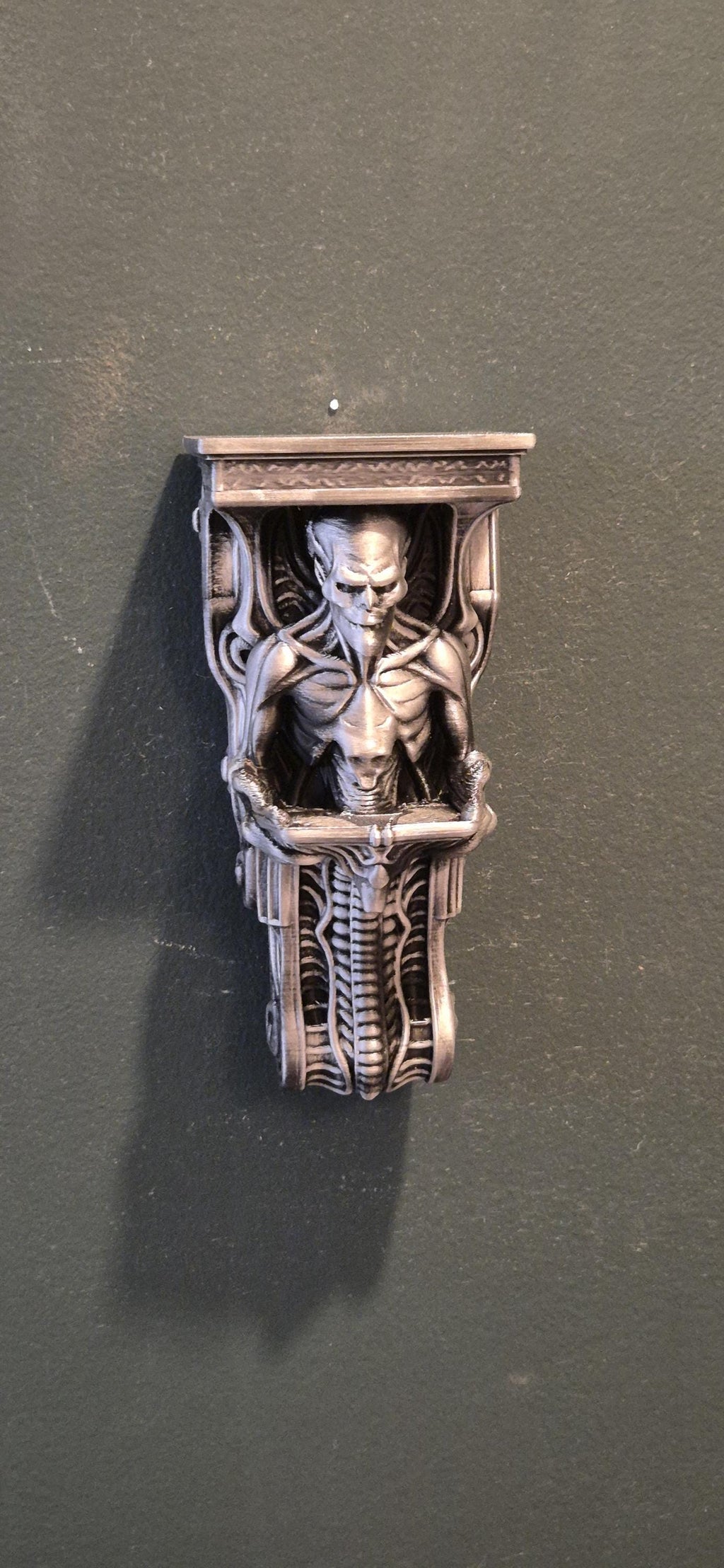 Giger-Style Wall Shelf with Alien Creature Design – Dark Sci-Fi Home Decor, Gothic Art Display Bracket