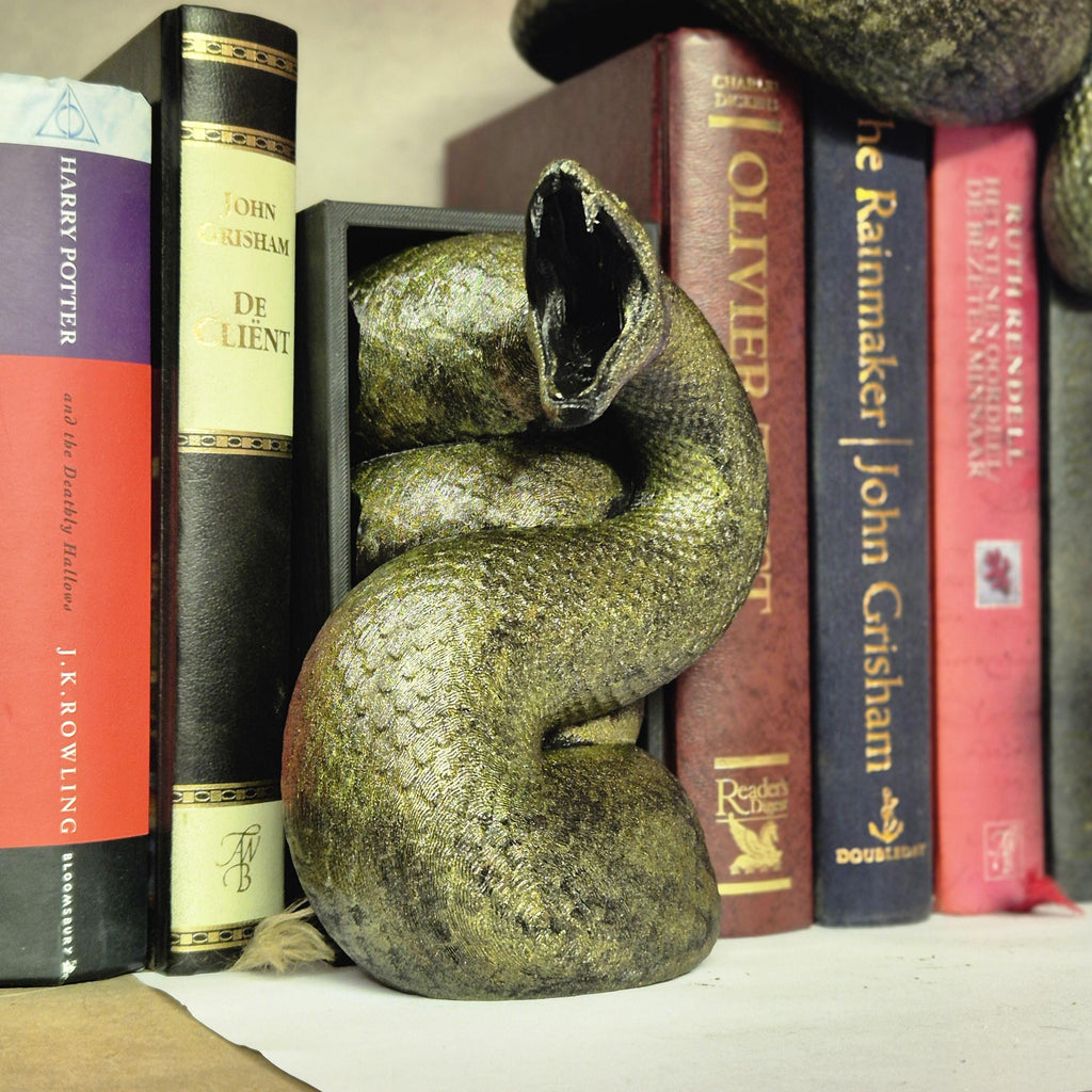 Unique Book Nook with Snake Bookdecor – A Must-Have for Book Lovers! Bookshelf decoration gift him her.
