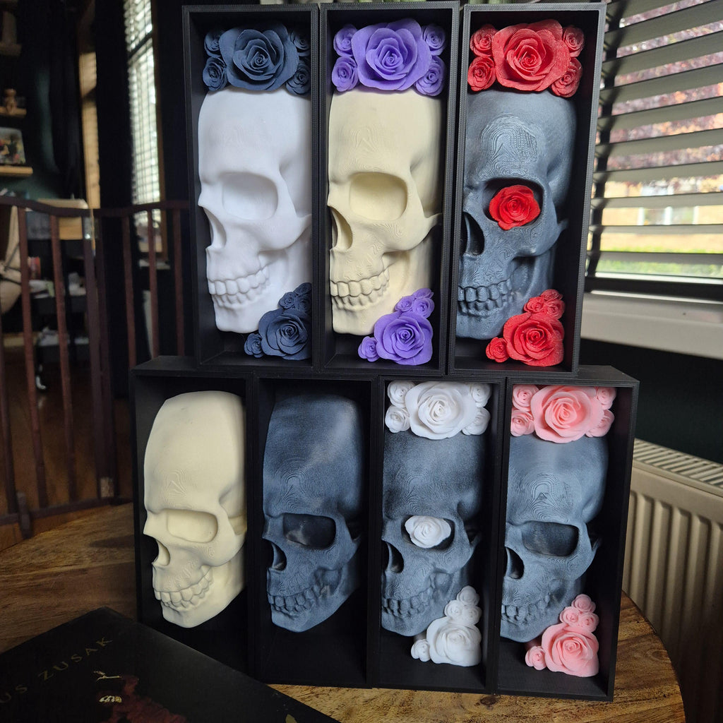 Einzigartige Bücherecke mit einem Totenkopf mit Rosen – Perfekt für Gamer und Buchliebhaber
