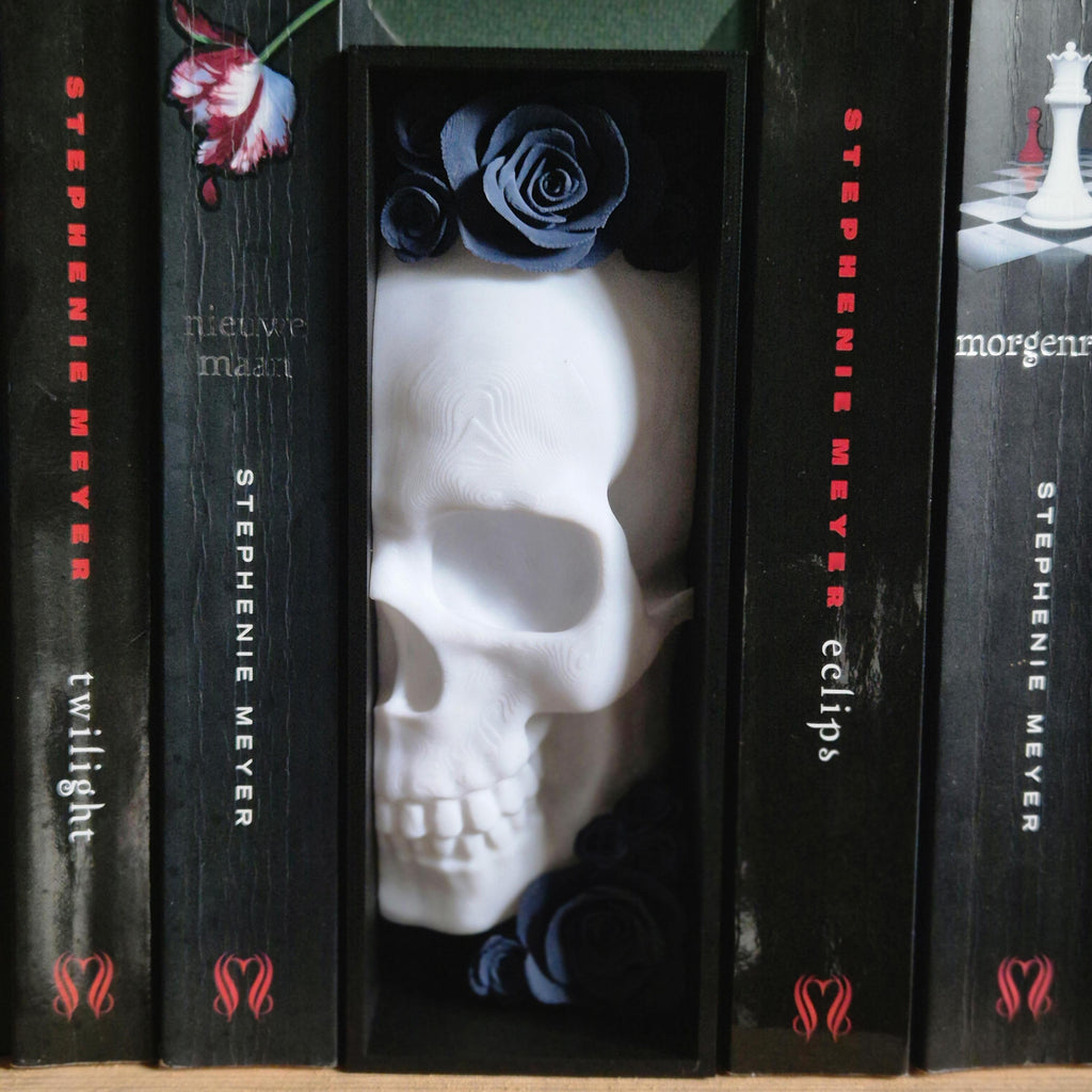 Einzigartige Bücherecke mit einem Totenkopf mit Rosen – Perfekt für Gamer und Buchliebhaber