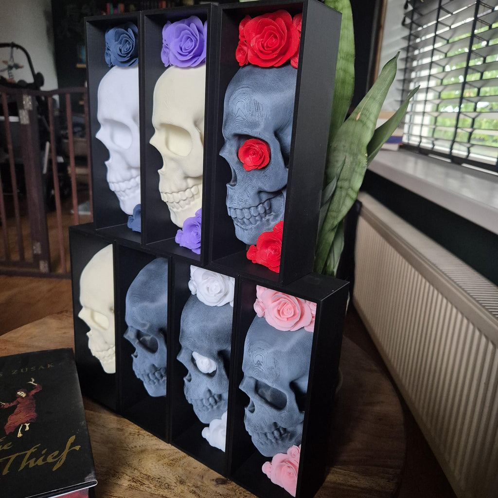 Einzigartige Bücherecke mit einem Totenkopf mit Rosen – Perfekt für Gamer und Buchliebhaber