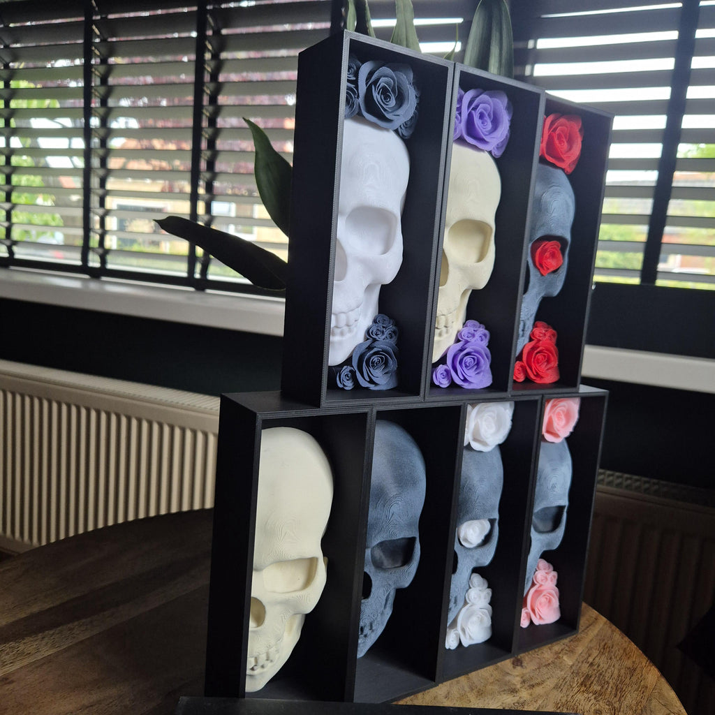 Einzigartige Bücherecke mit einem Totenkopf mit Rosen – Perfekt für Gamer und Buchliebhaber