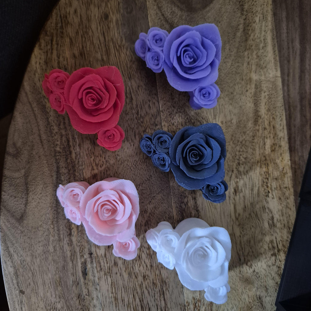 Einzigartige Bücherecke mit einem Totenkopf mit Rosen – Perfekt für Gamer und Buchliebhaber