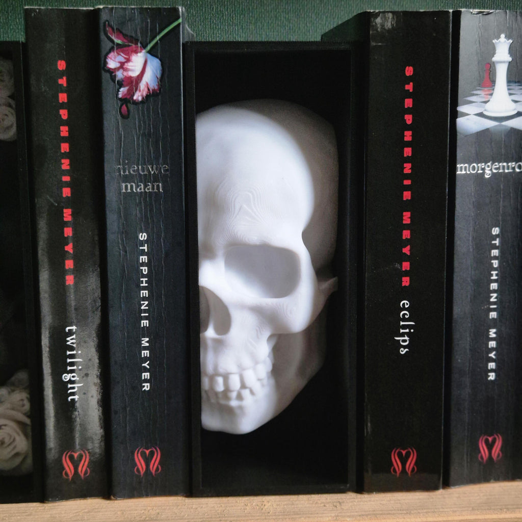 Einzigartige Bücherecke mit einem Totenkopf mit Rosen – Perfekt für Gamer und Buchliebhaber