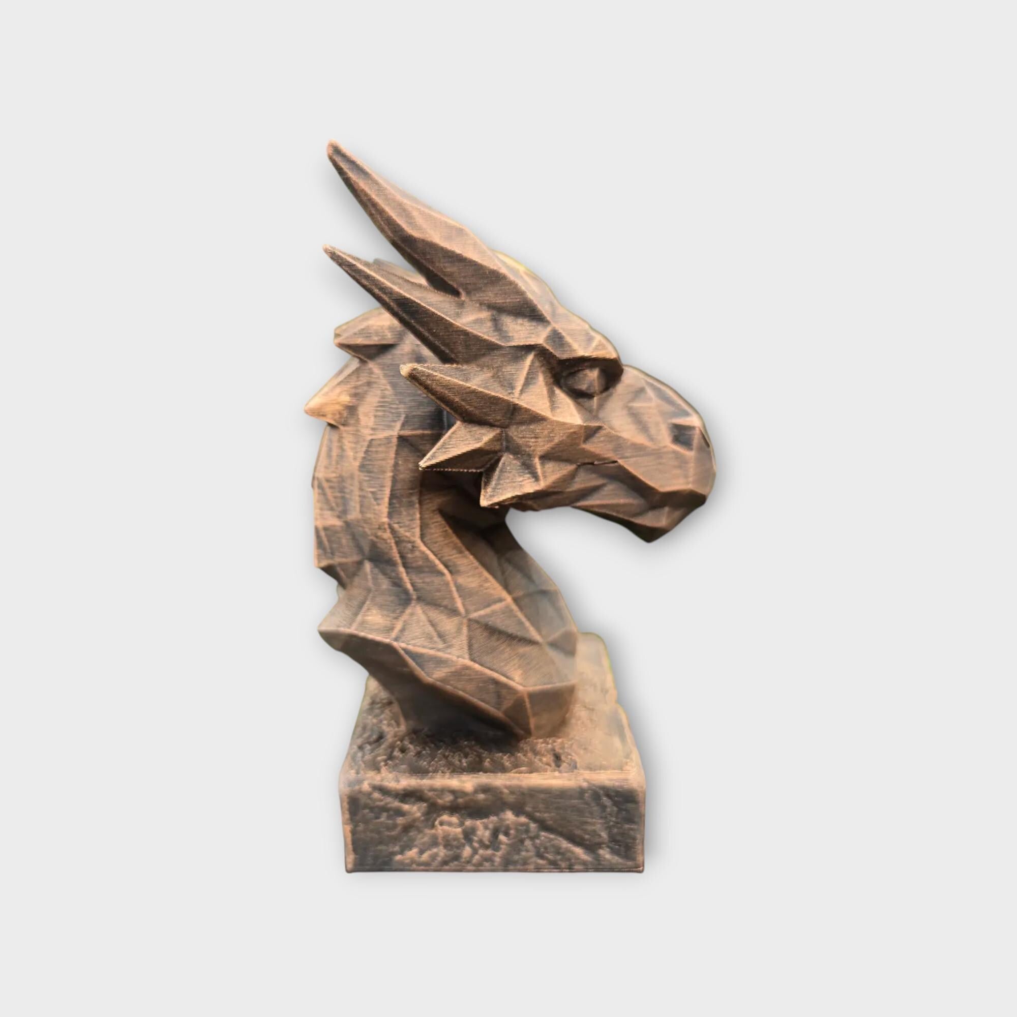 Büste einer Drachenstatue in Low-Poly-Optik – Wohndeko, Fantasy-Liebhaber, Geschenk für ihn oder sie, handbemaltes Ornament