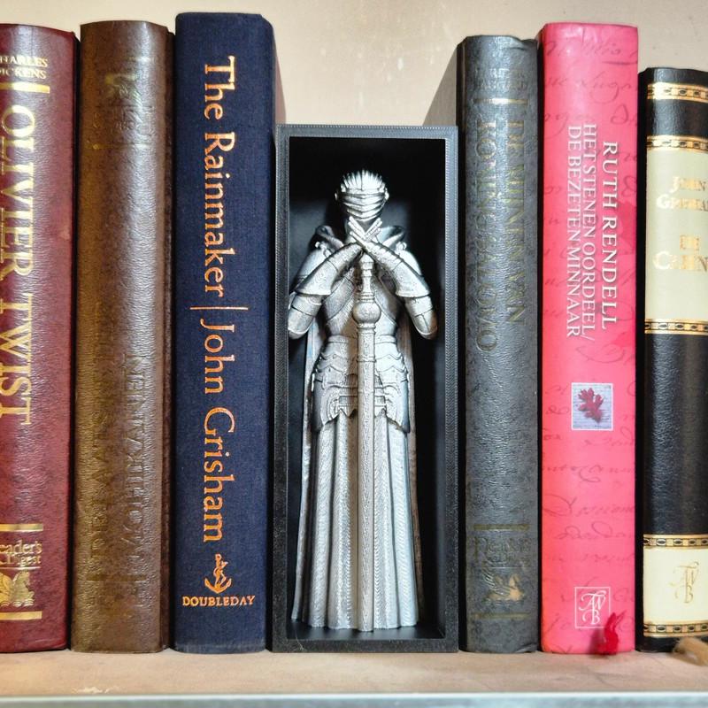 Enchanted queen Book Nook wizard chess queen - 3D Printed Fantasy Warrior for Magical Bookshelves