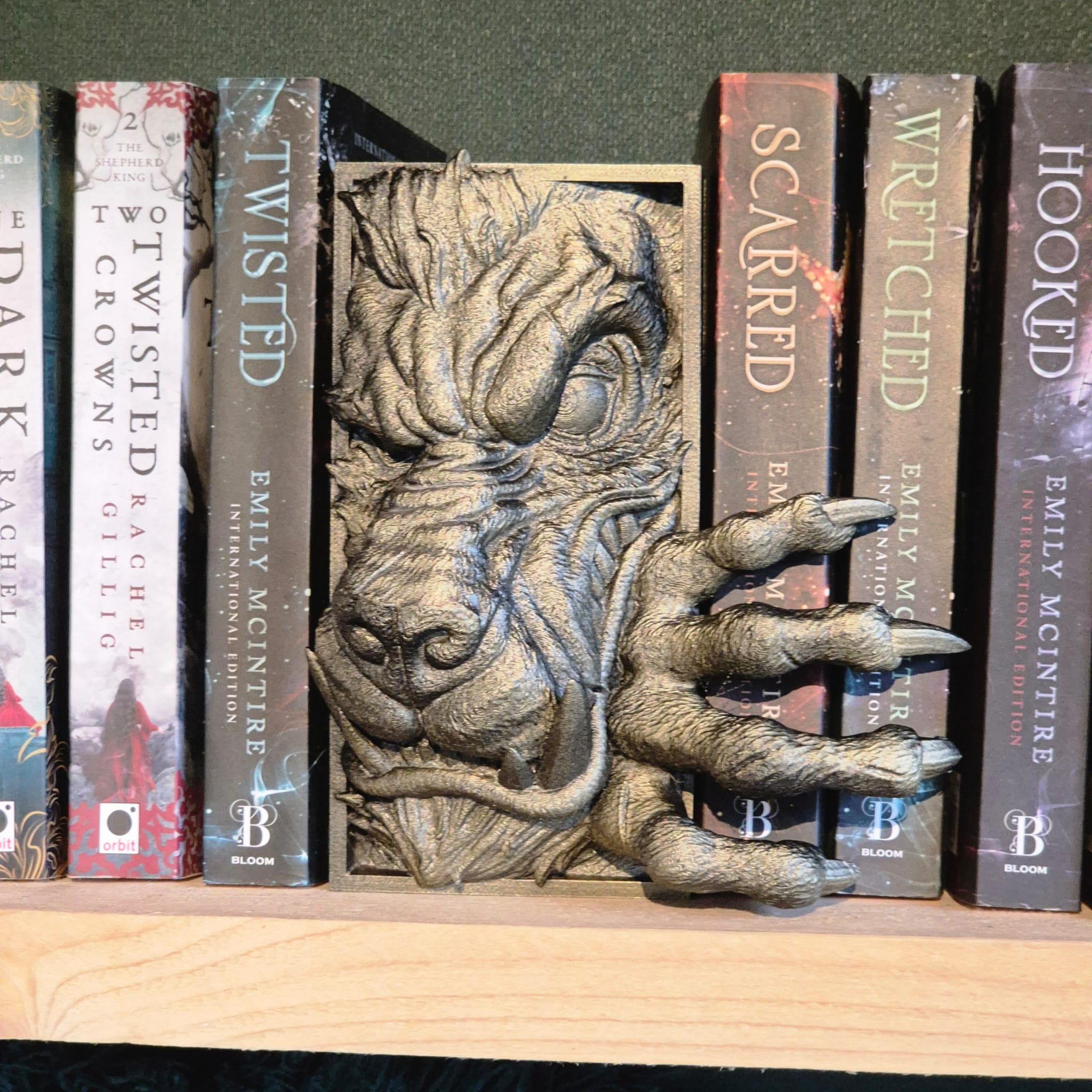 Werewolf Book Nook - 3D Printed Fantasy Decor for Your Bookshelf bookend