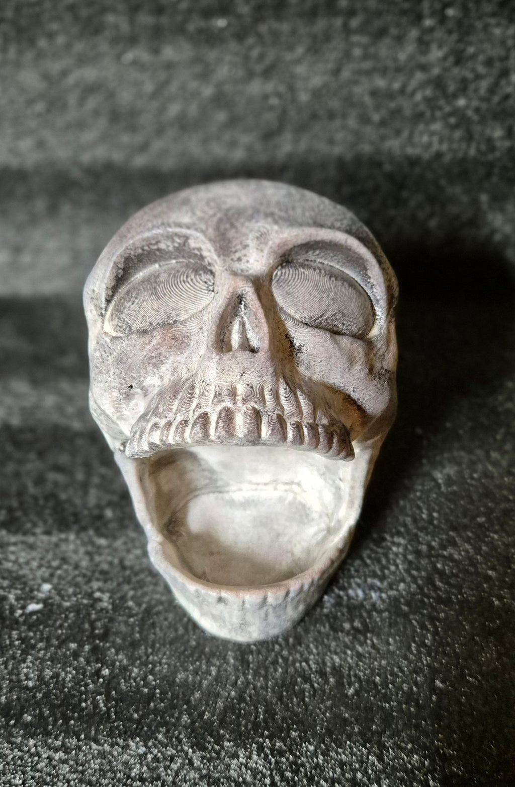 Skull Controller Stand - 3D Printed Gothic Accessory for PS, Xbox, Nintendo, etc.