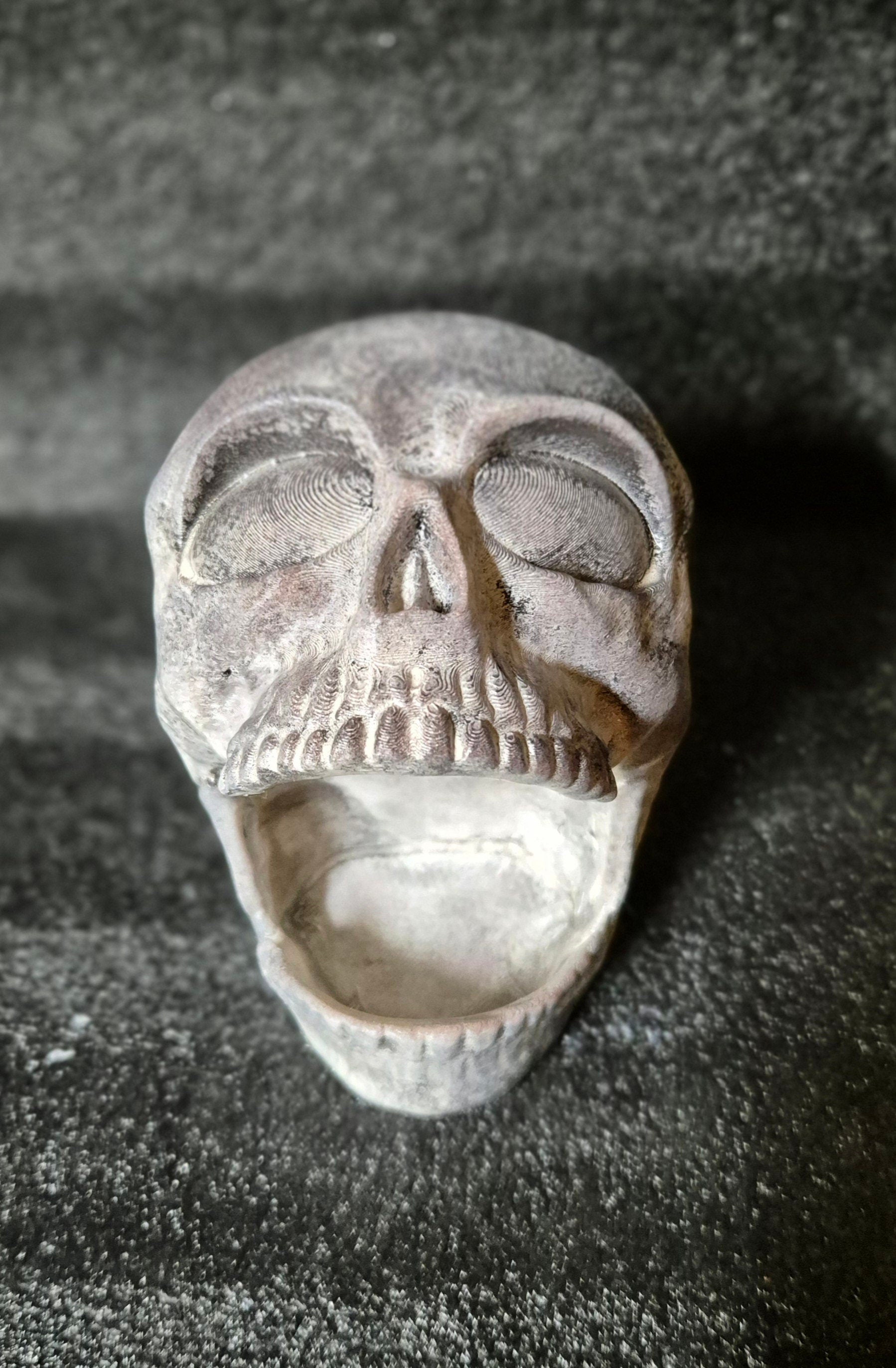 Skull Controller Stand - 3D Printed Gothic Accessory for PS, Xbox, Nintendo, etc.