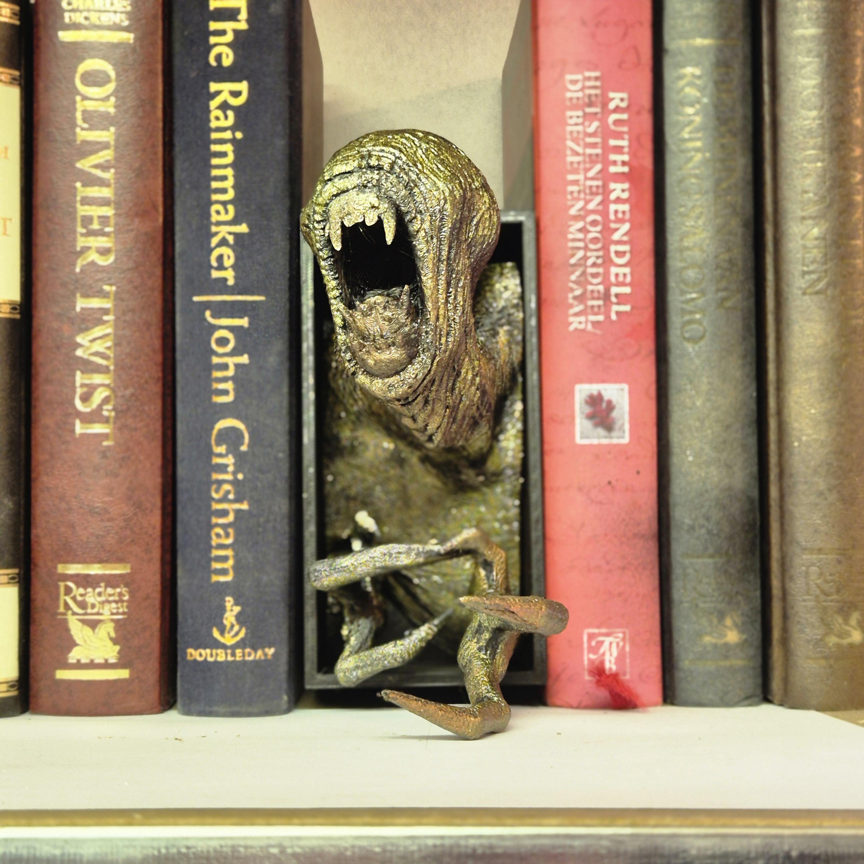 Book nook alien - bookshelf fantasy sci-fi decor