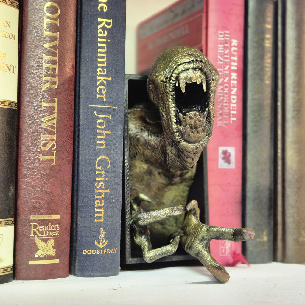 Book nook alien - bookshelf fantasy sci-fi decor