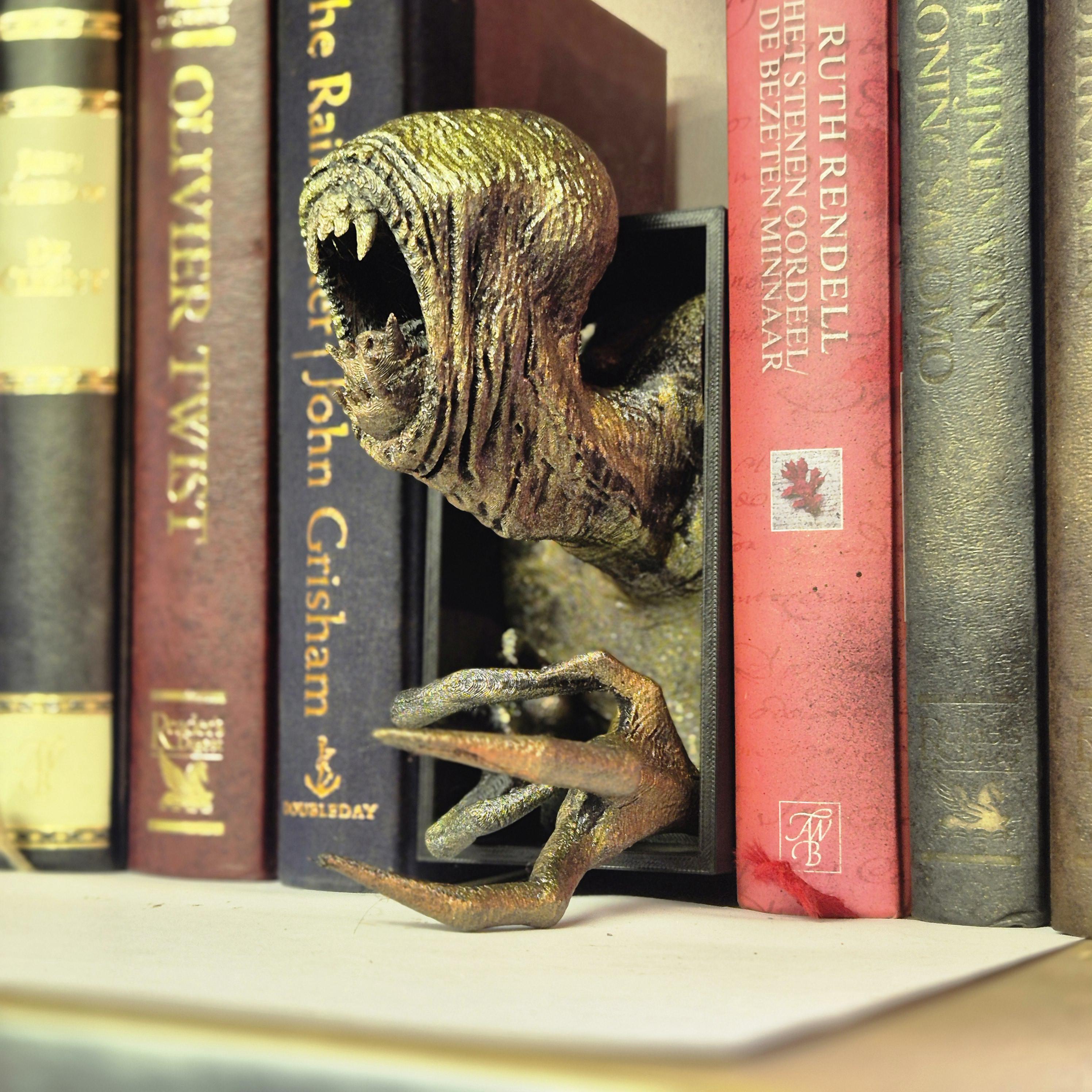 Book nook alien - bookshelf fantasy sci-fi decor