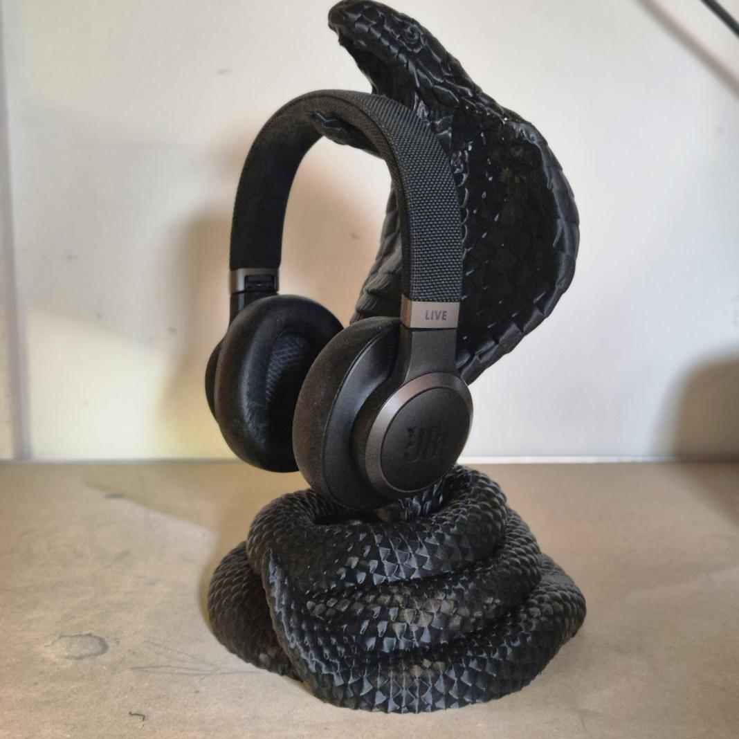 Cobra Black Premium Headphone Stand – Sleek, Modern, and Stylish gift