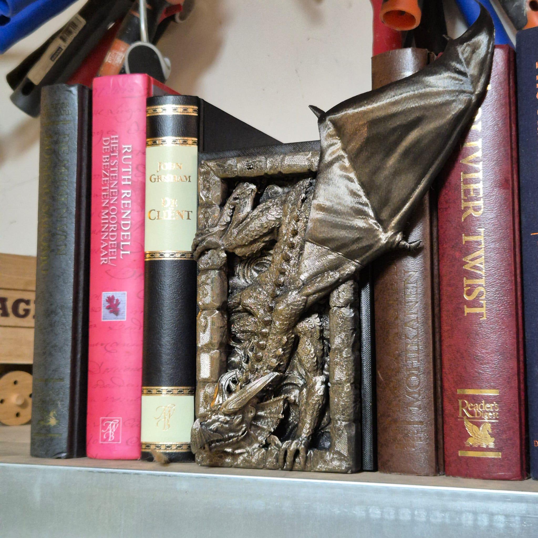 Dragon Wall Climbing Book Nook - 3D Printed Fantasy Decor