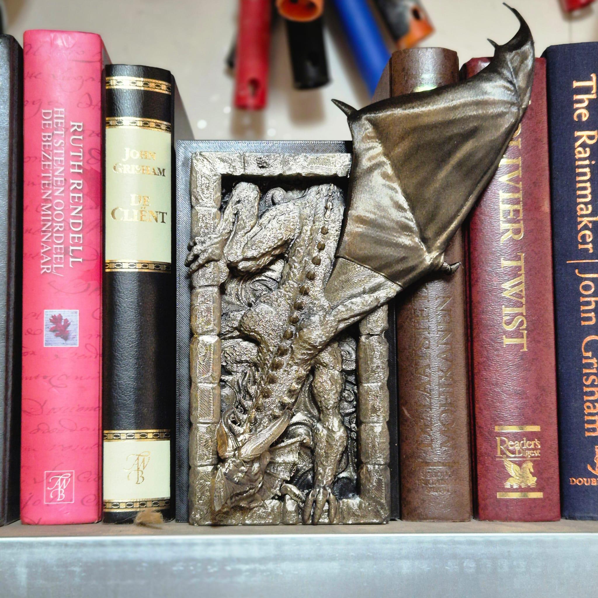 Dragon Wall Climbing Book Nook - 3D Printed Fantasy Decor