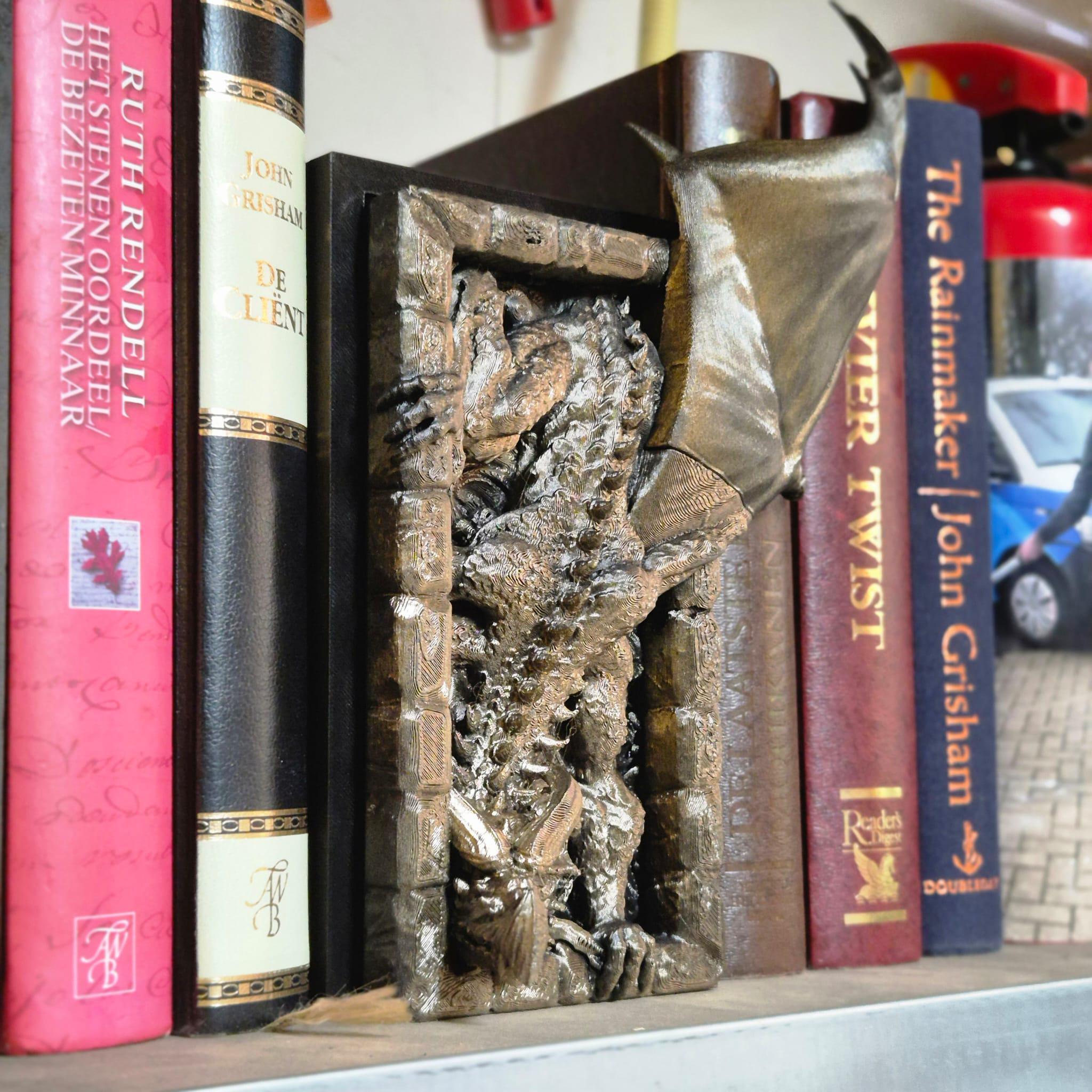 Dragon Wall Climbing Book Nook - 3D Printed Fantasy Decor