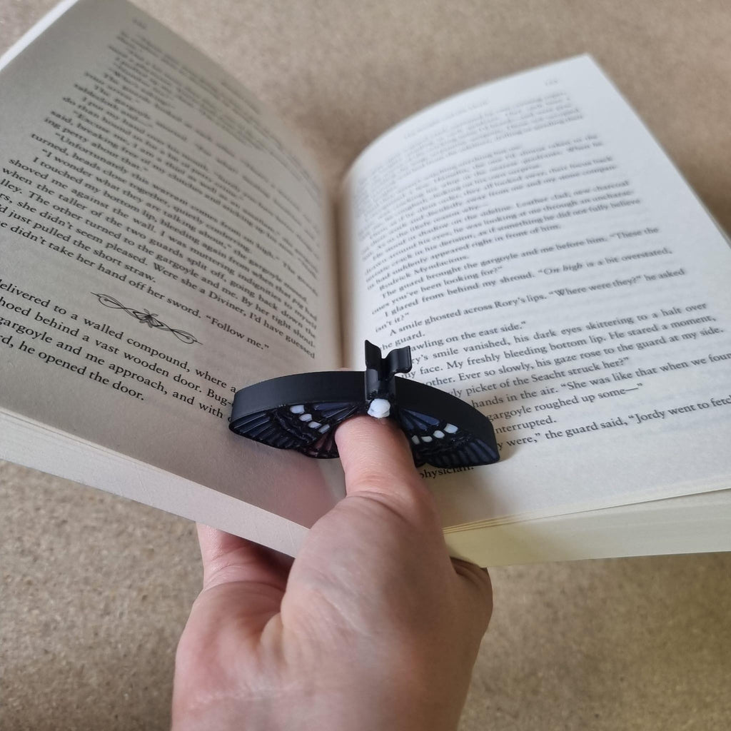 Motte handgefertigter Seitenhalter | Daumen-Buchhalter | perfektes Geschenk für Buchliebhaber | Lesehilfe für komfortables Lesen | Geschenk für Bücherwürmer
