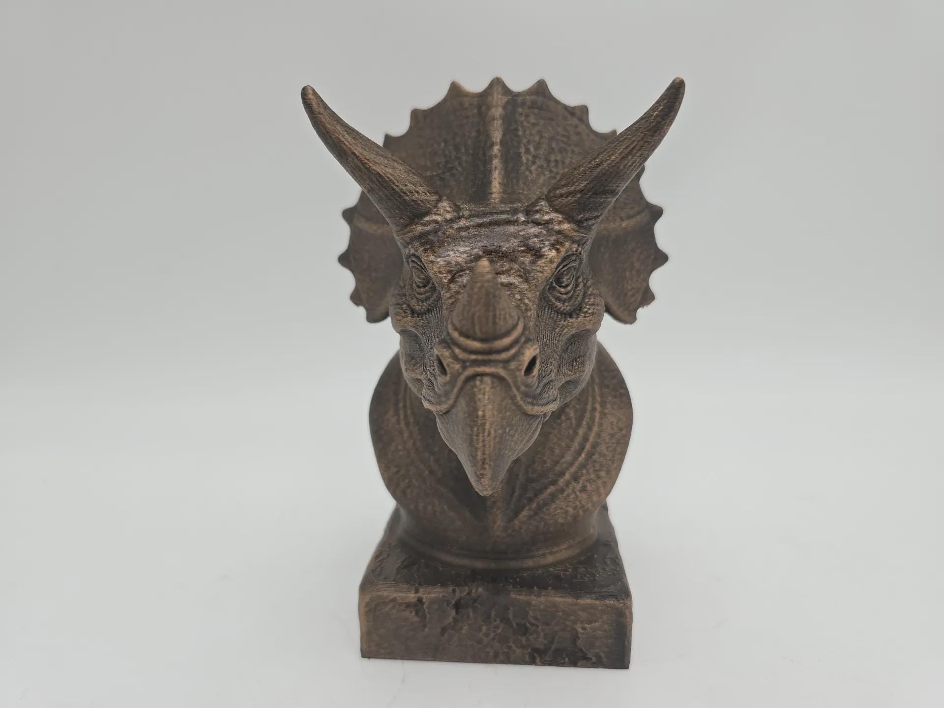 Büste einer Triceratops-Statue – Geschenk für Wohndekor-Liebhaber, handbemaltes Ornament
