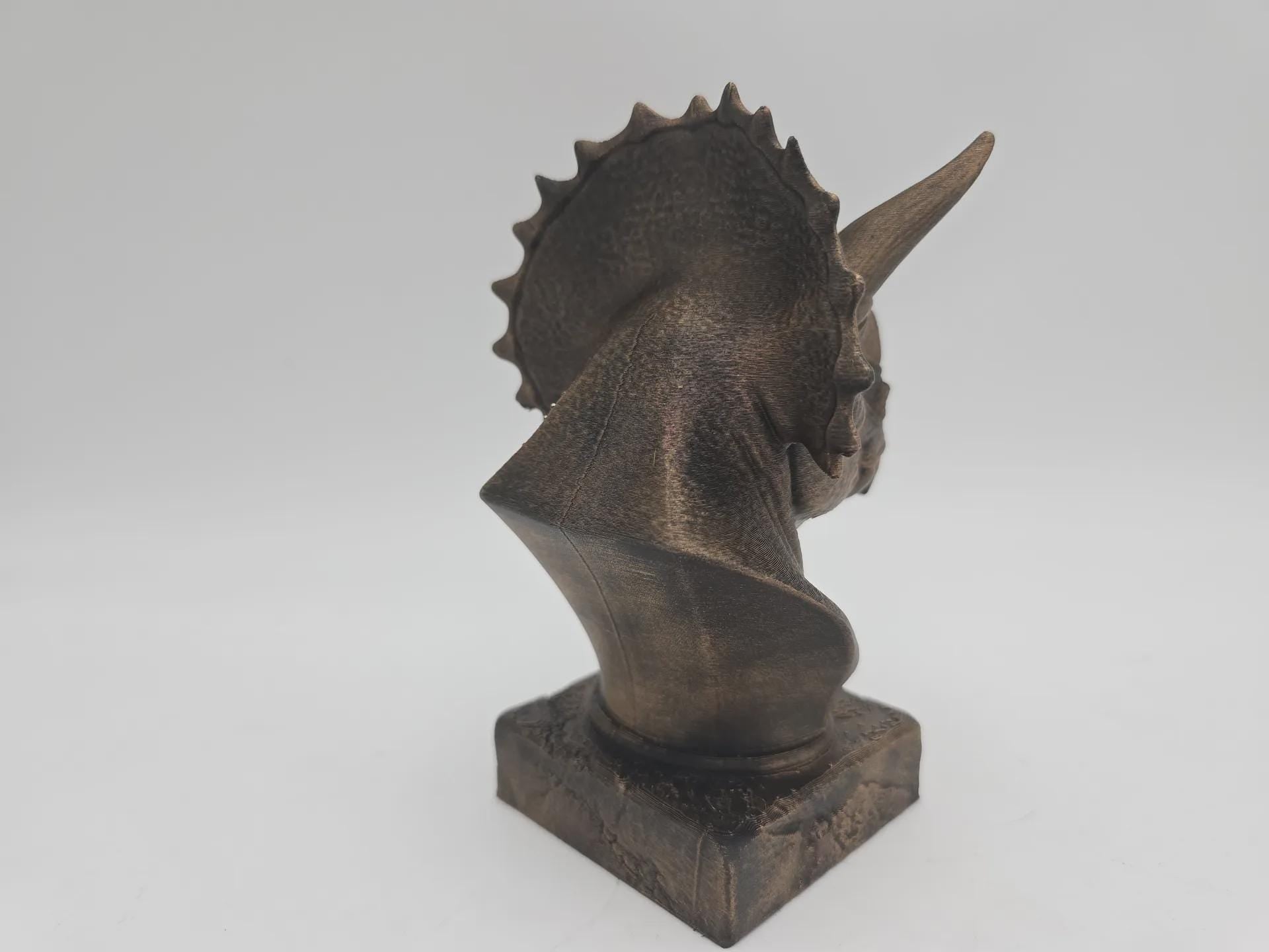 Büste einer Triceratops-Statue – Geschenk für Wohndekor-Liebhaber, handbemaltes Ornament