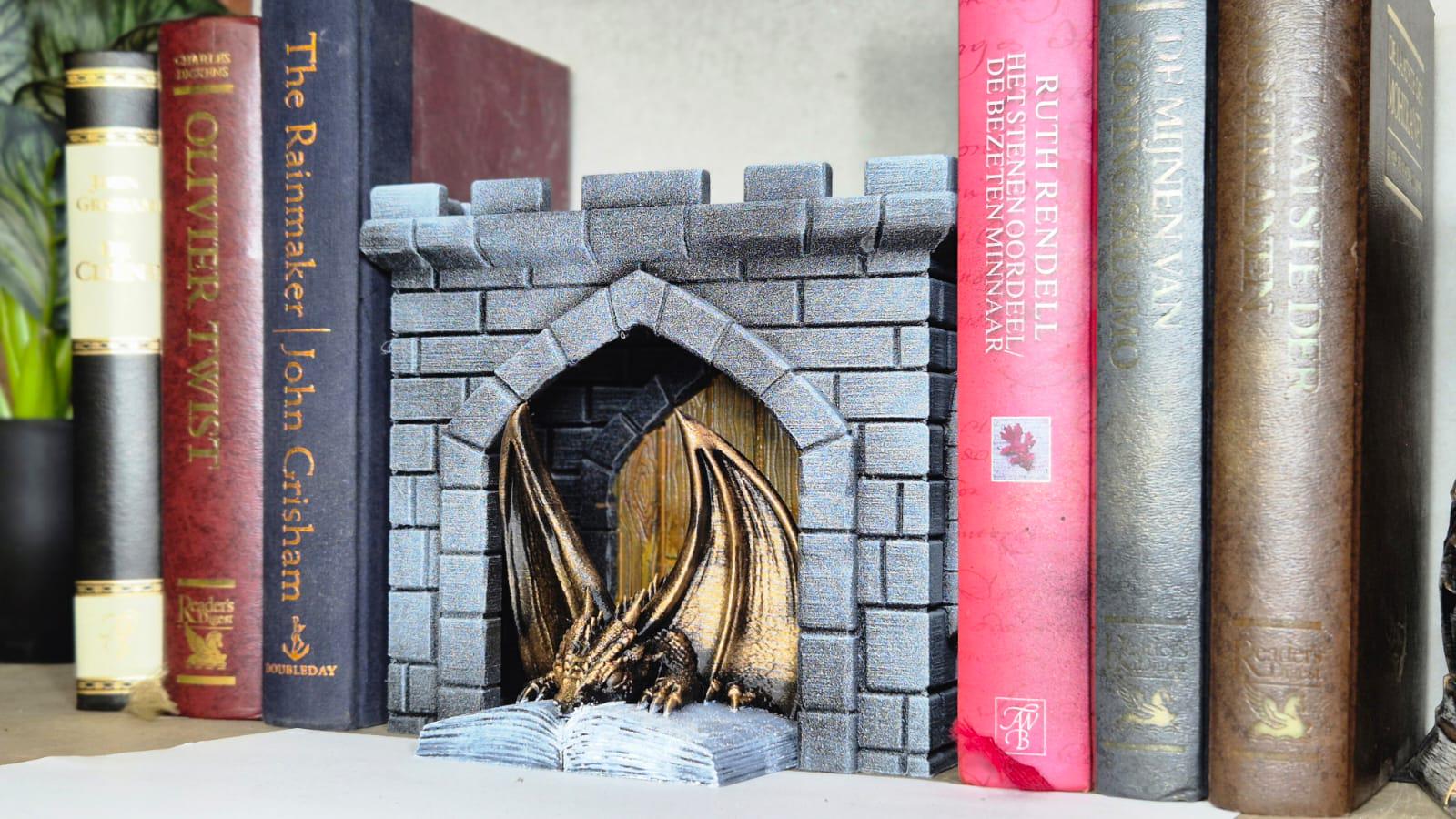Drache im Schloss-Buch-Eckchen - Fantasy-Dekor-Geschenk für Sie und Ihn