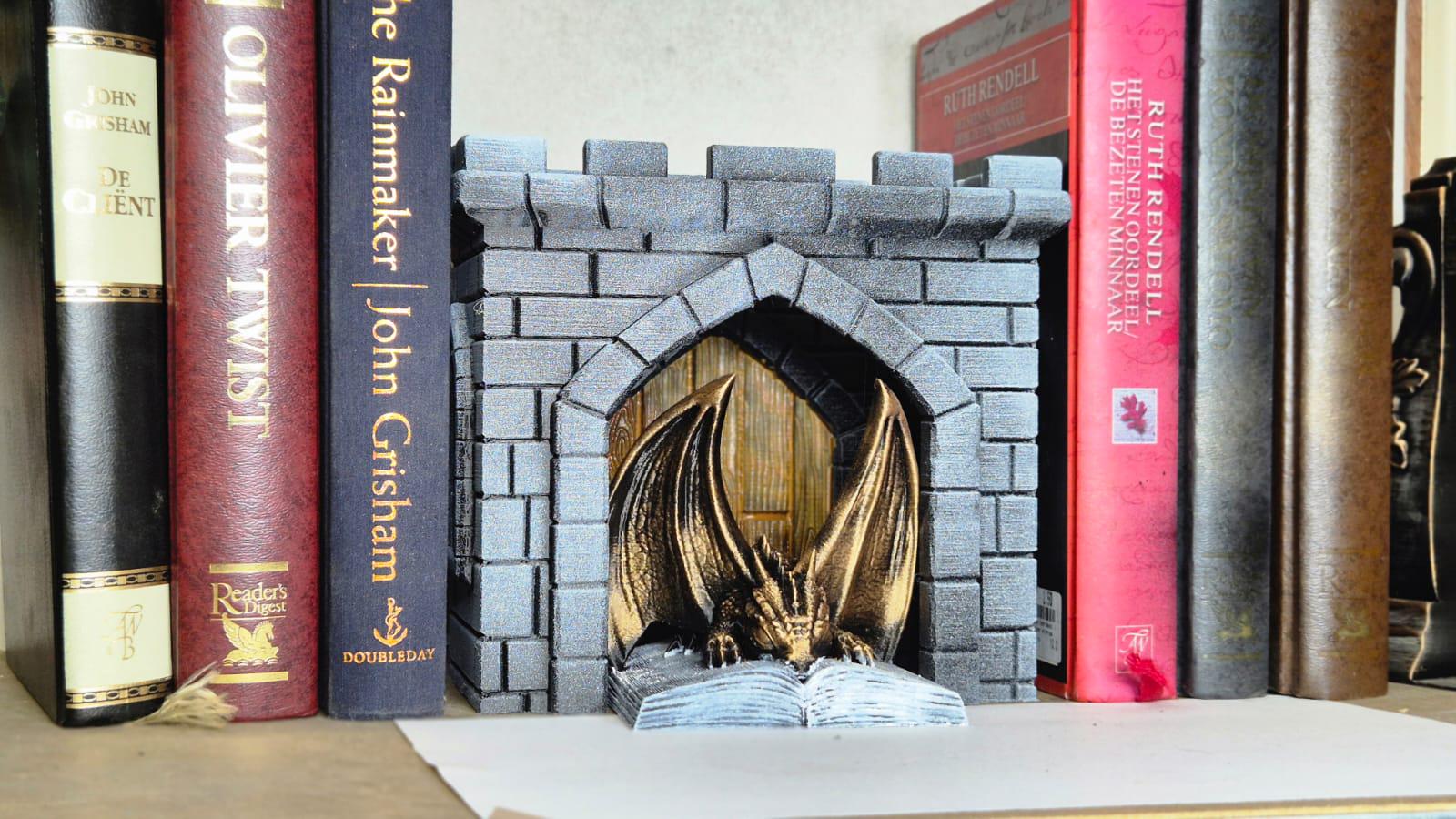 Drache im Schloss-Buch-Eckchen - Fantasy-Dekor-Geschenk für Sie und Ihn