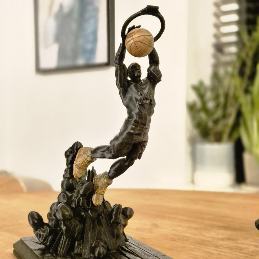 Basketballspieler macht Slam Dunks im Korb – Dynamische Sportstatue